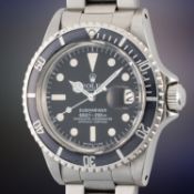 A GENTLEMAN'S SIZE STAINLESS STEEL ROLEX OYSTER PERPETUAL DATE SUBMARINER BRACELET WATCH CIRCA 1978,