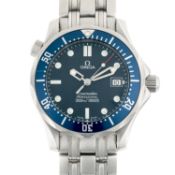A MIDSIZE STAINLESS STEEL OMEGA SEAMASTER PROFESSIONAL 300M BRACELET WATCH DATED 2006, REF. 25618000