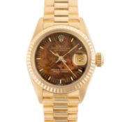 A LADIES 18K SOLID GOLD ROLEX OYSTER PERPETUAL DATEJUST BRACELET WATCH CIRCA 1979, REF. 6917/8