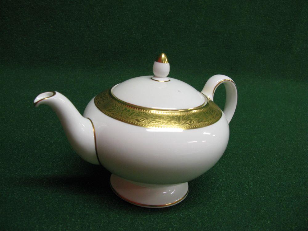 Wedgwood Ascot pattern teaset having gilt border on white ground to comprise: teapot, lidded sugar - Image 2 of 5