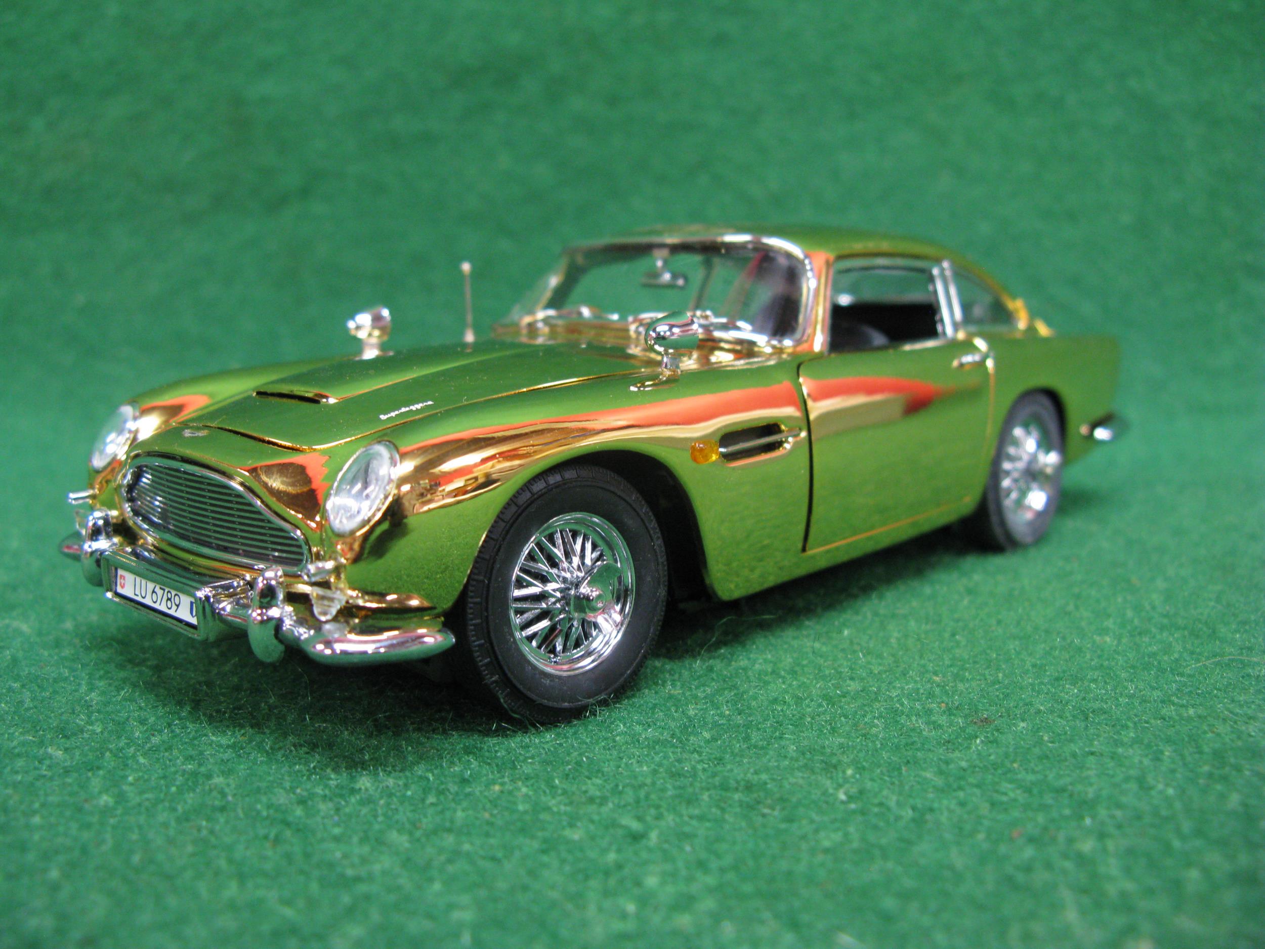 Danbury Mint diecast and plastic model of James Bond's Aston Martin DB5 in gold with many moving - Image 3 of 3