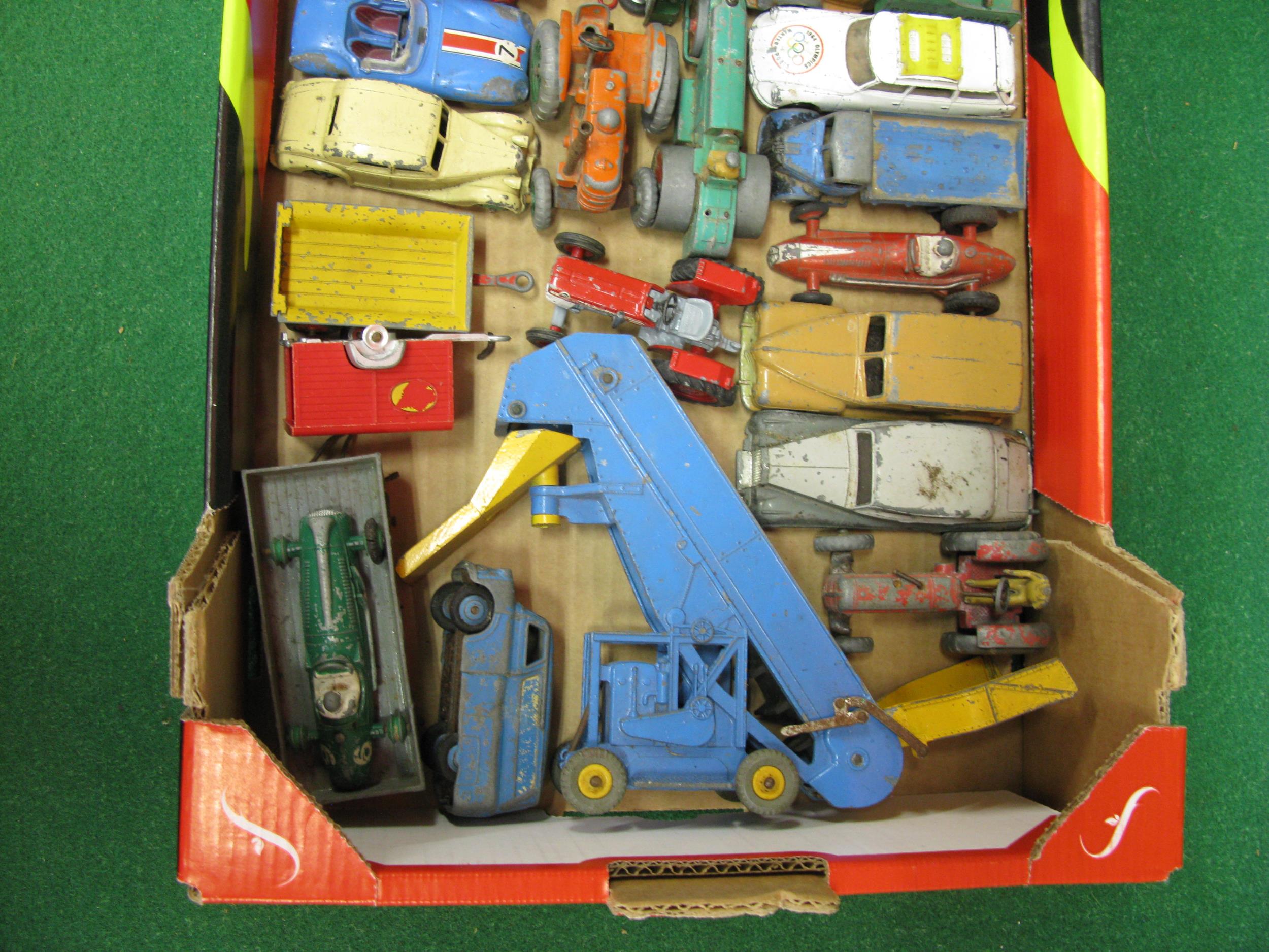 Box of approx thirty loose Corgi and Dinky diecast vehicles to include: Chipperfields booking office - Image 3 of 3
