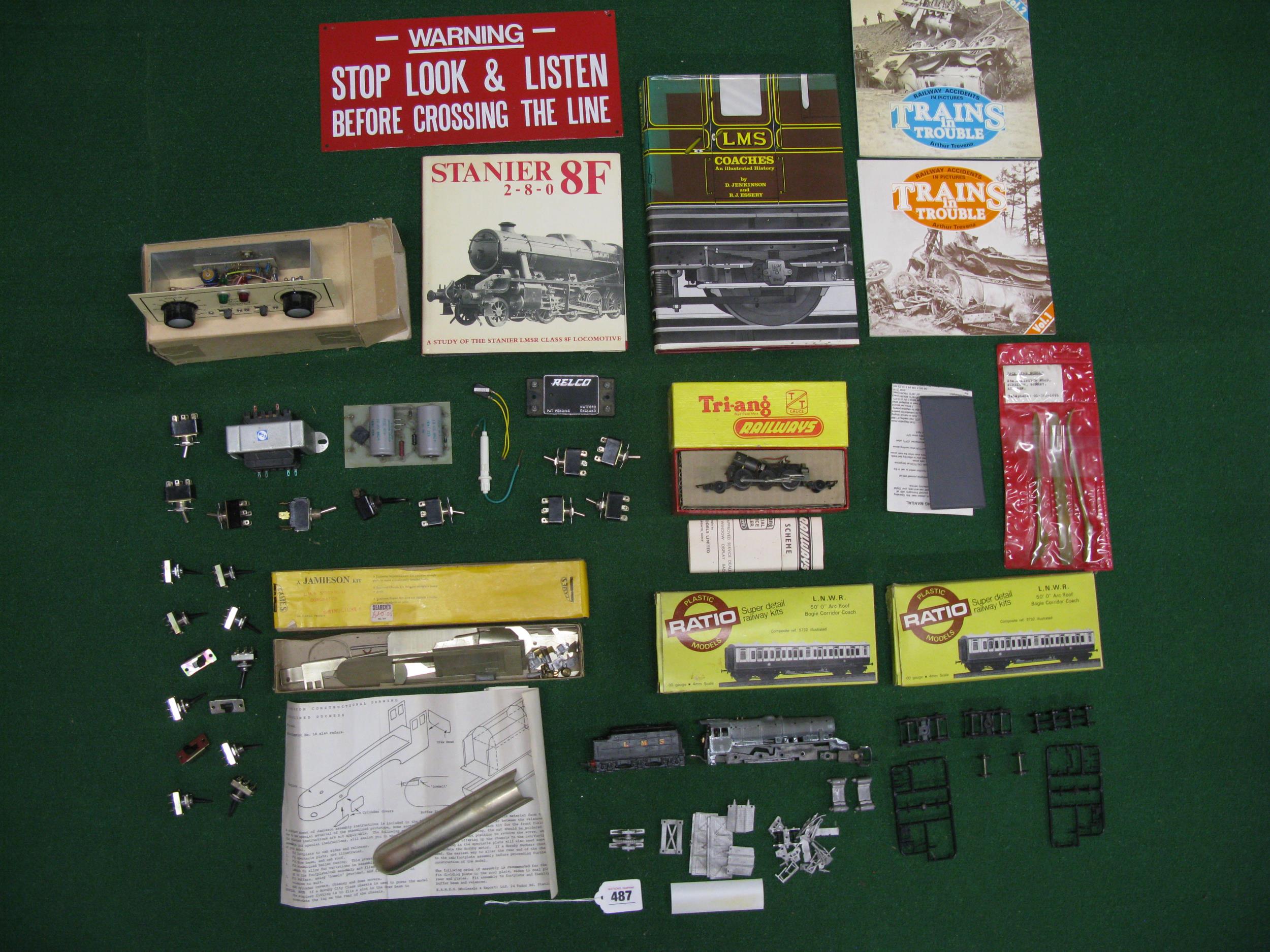 Mixed lot of railway items to include: Gauge Master controller with simulator, kits including a - Image 4 of 5