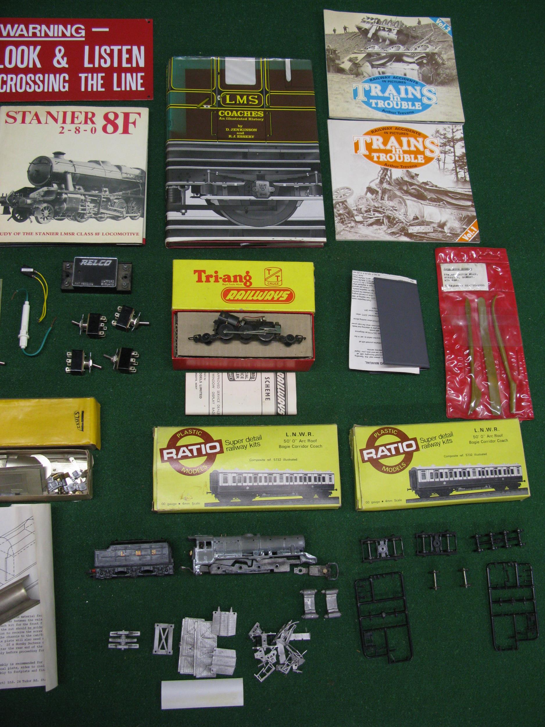 Mixed lot of railway items to include: Gauge Master controller with simulator, kits including a - Image 3 of 5