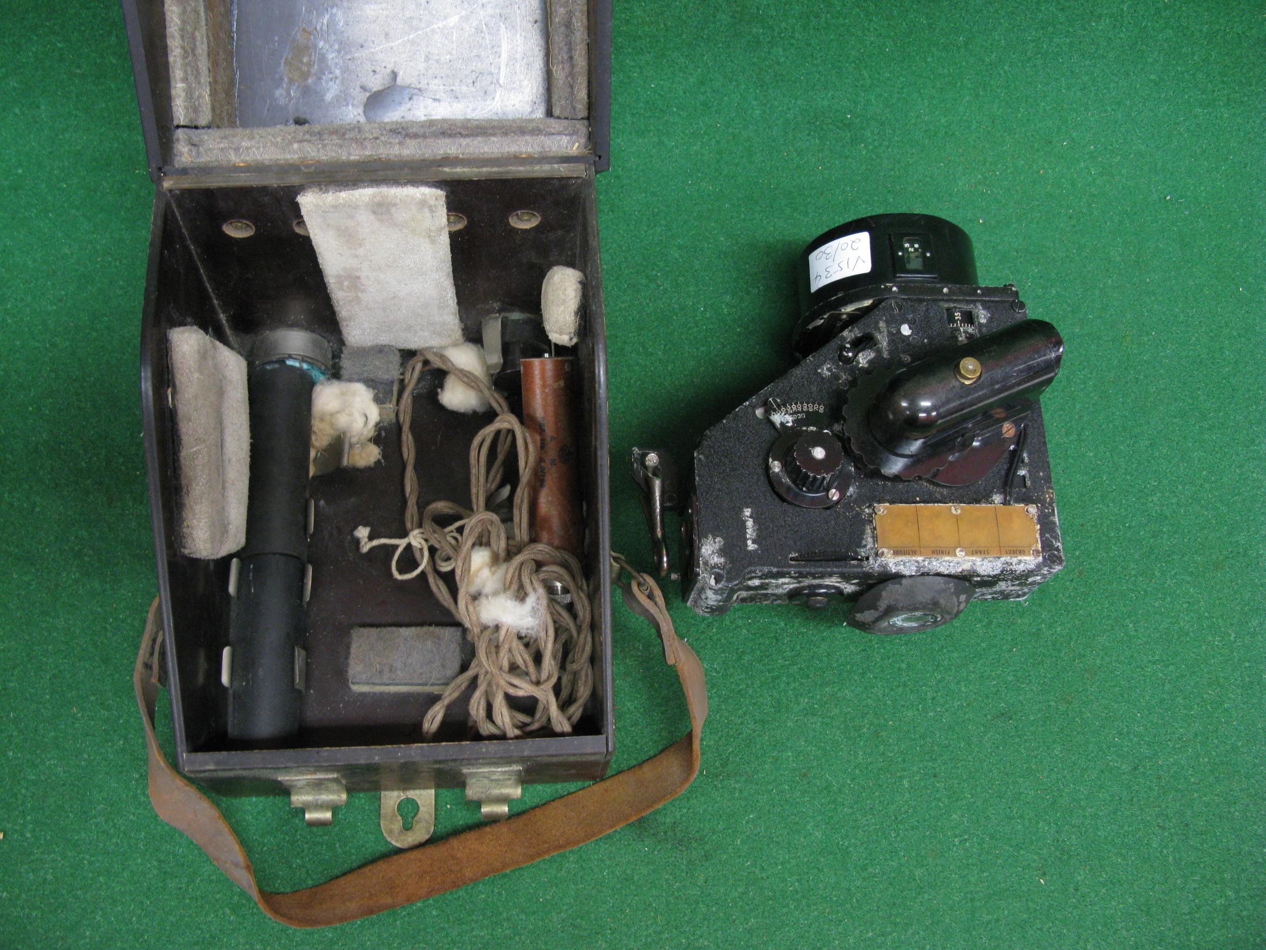 WWII portable cased bubble sextant Mk1XA which was a navigation aid used in aircraft Please note - Image 3 of 4