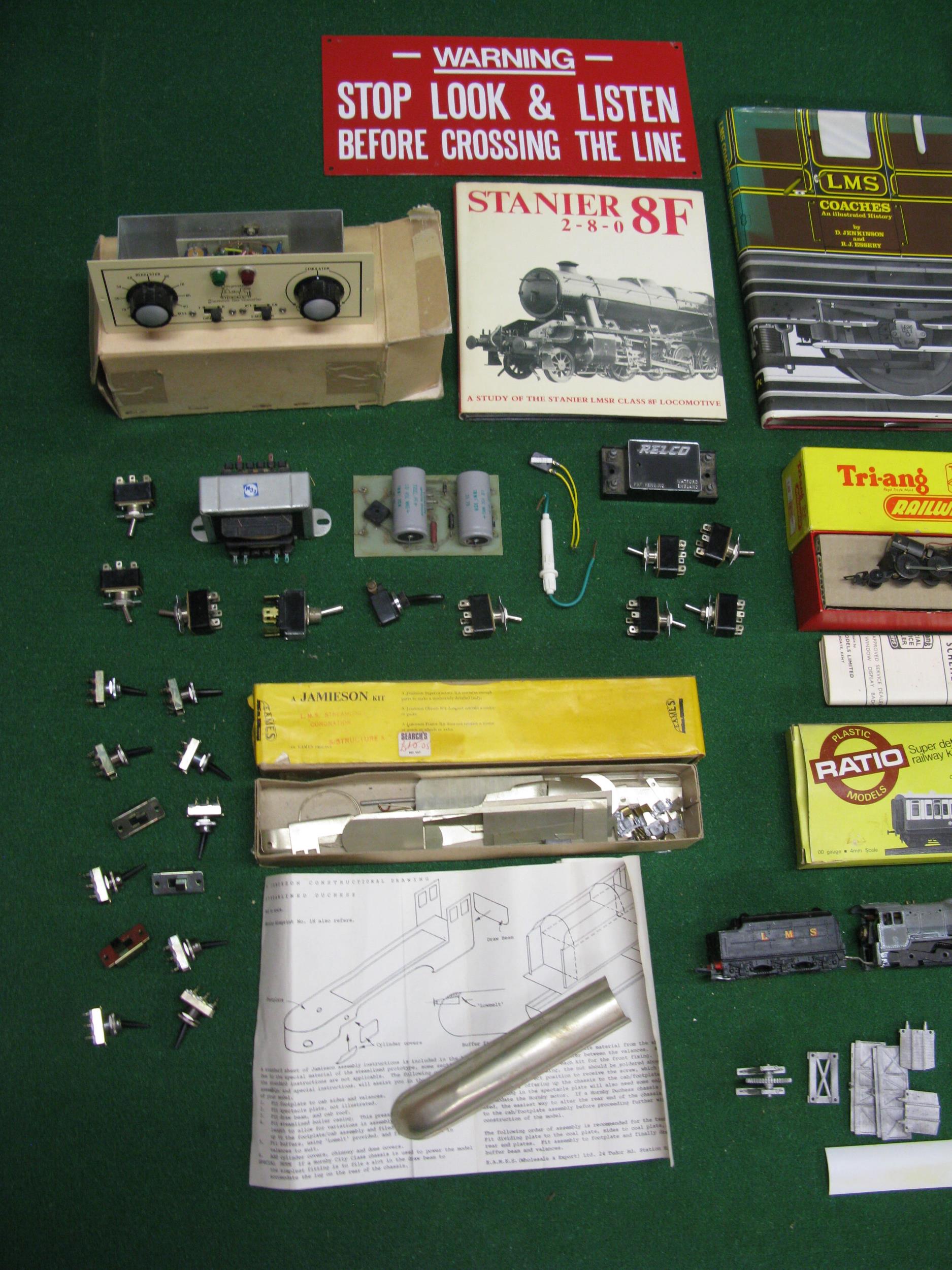 Mixed lot of railway items to include: Gauge Master controller with simulator, kits including a - Image 2 of 5