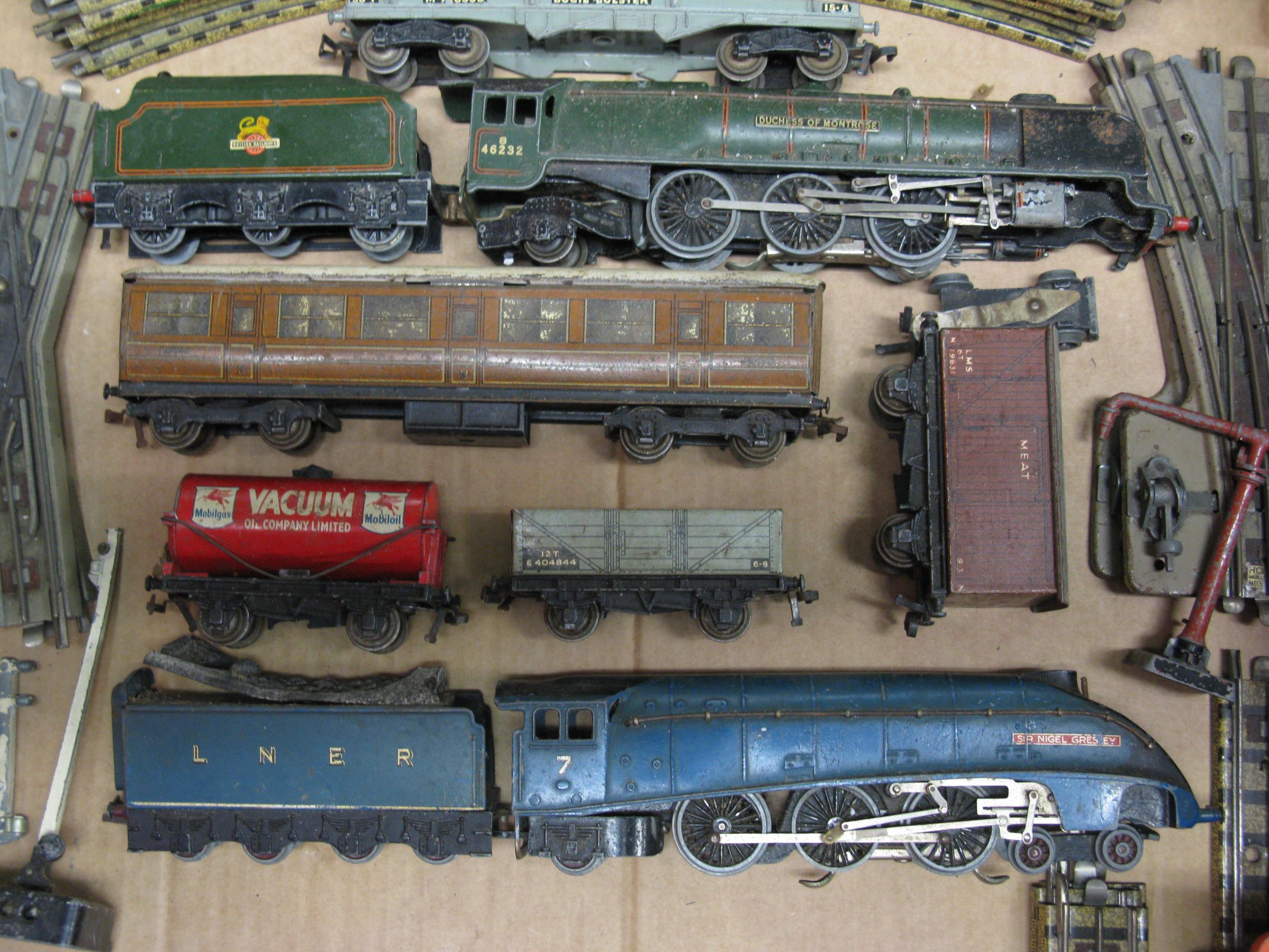 Loft find box of Hornby Dublo 3 Rail to include: A4 4-6-2 No. 7 Sir Nigel Gresley in LNER blue, 8P - Image 2 of 3