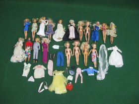 Box of fifteen dressing up dolls from Mattel, 2Gen, Made In China etc together with four Sindy and a