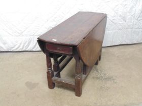 Georgian oak gateleg table with carved legs ending in block feet - 42.75" x 36.5" x 23" tall