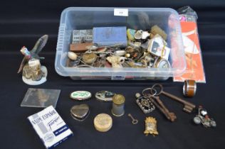 Box of sundry items to include: teaspoons, money box, scent bottle and keys etc Please note