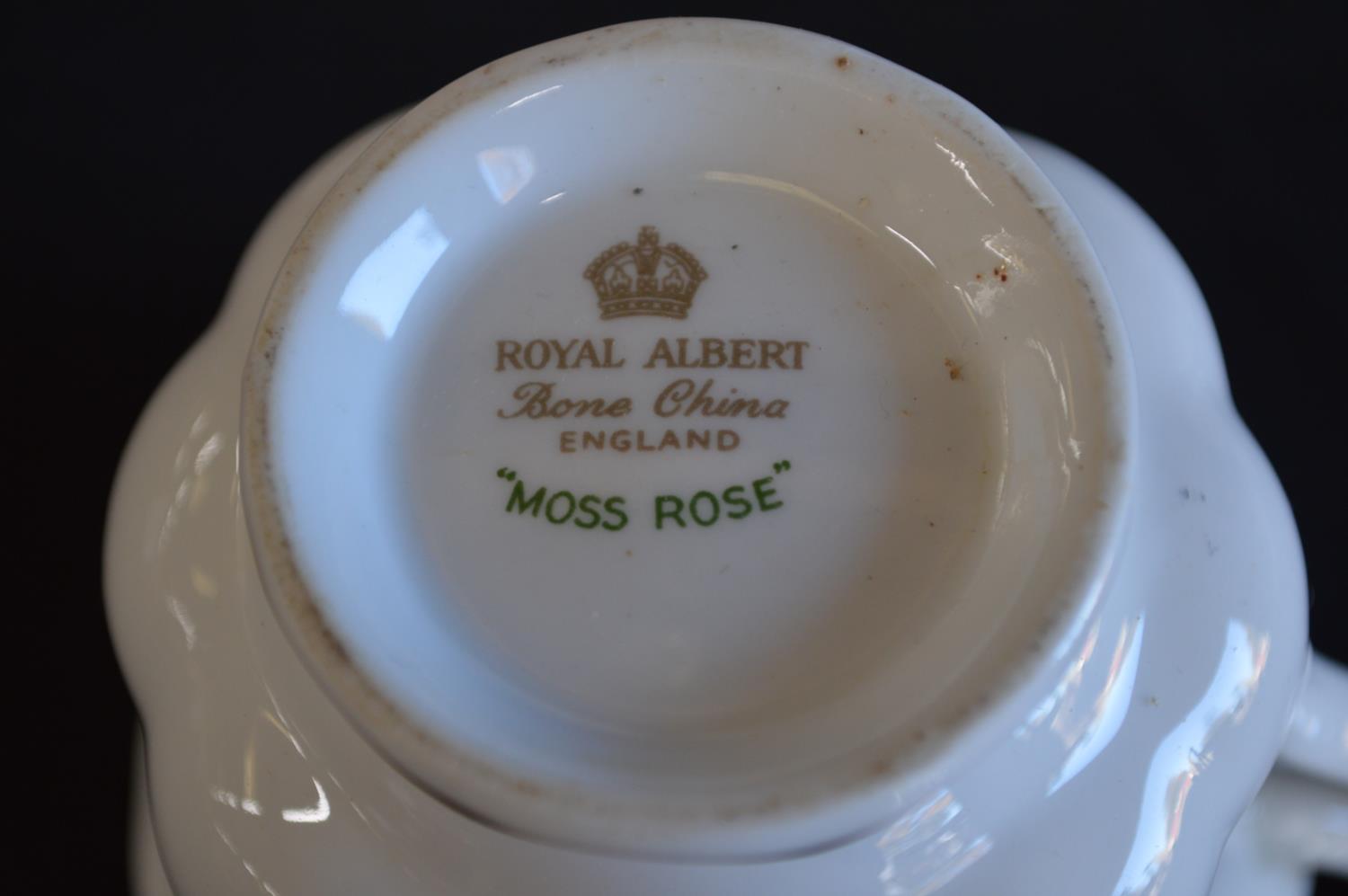 Royal Albert Moss Rose pattern teaset to comprise: cake plate, milk jug, sugar bowl, six cups, six - Bild 2 aus 2