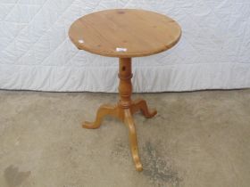 Pine circular tripod table standing on turned column - 20.5" dia x 28" tall Please note descriptions