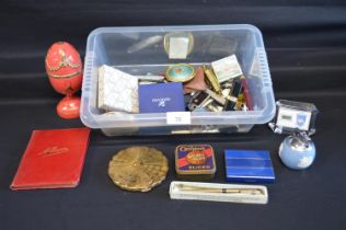 Box of sundry items to include: compacts, Wedgwood table lighter, pen and pocket knives etc Please