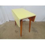 Mid century yellow Formica top dropleaf table standing on square tapering legs - 19" x 30" x 29.