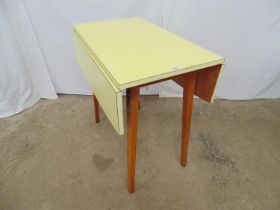 Mid century yellow Formica top dropleaf table standing on square tapering legs - 19" x 30" x 29.