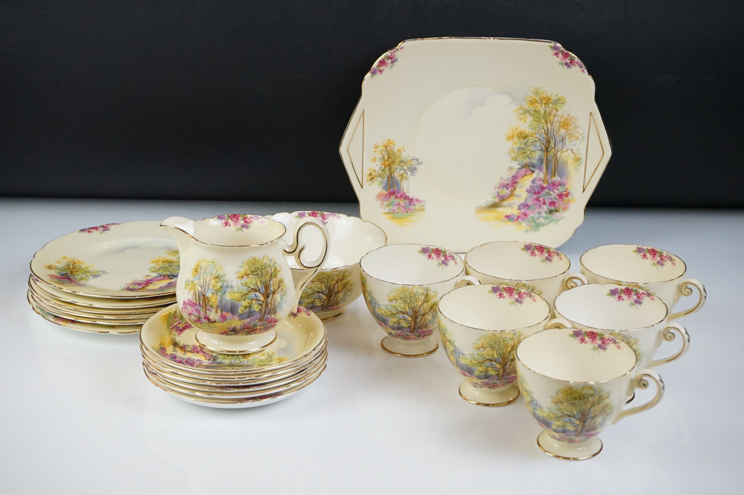 Shelley ' Englands Charm ' pattern tea set comprising 6 tea cups & saucers, 6 tea plates, milk