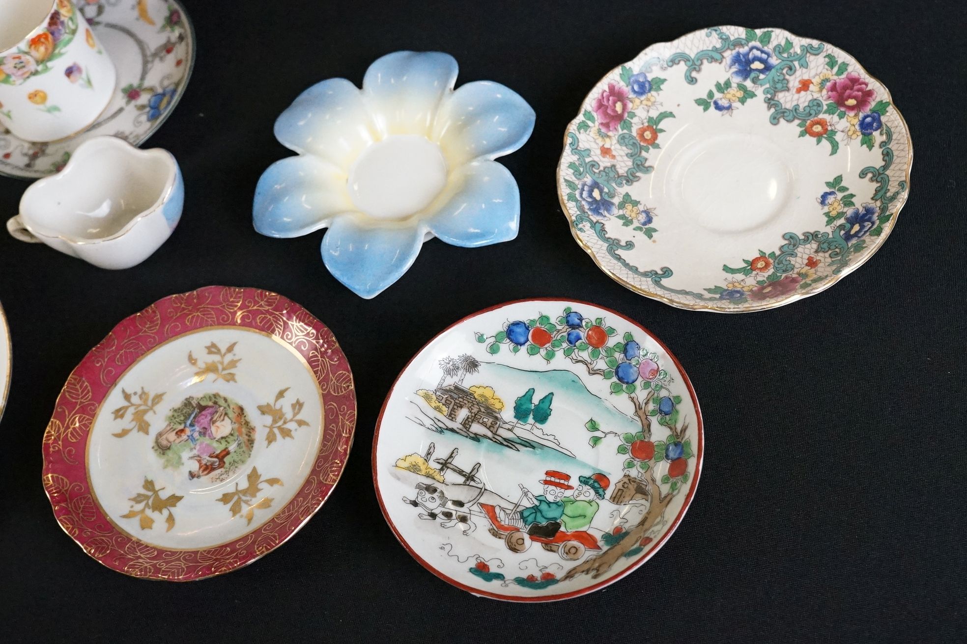 Collection of mixed teacups, coffee cups and saucers to include miniature examples, featuring - Image 8 of 10