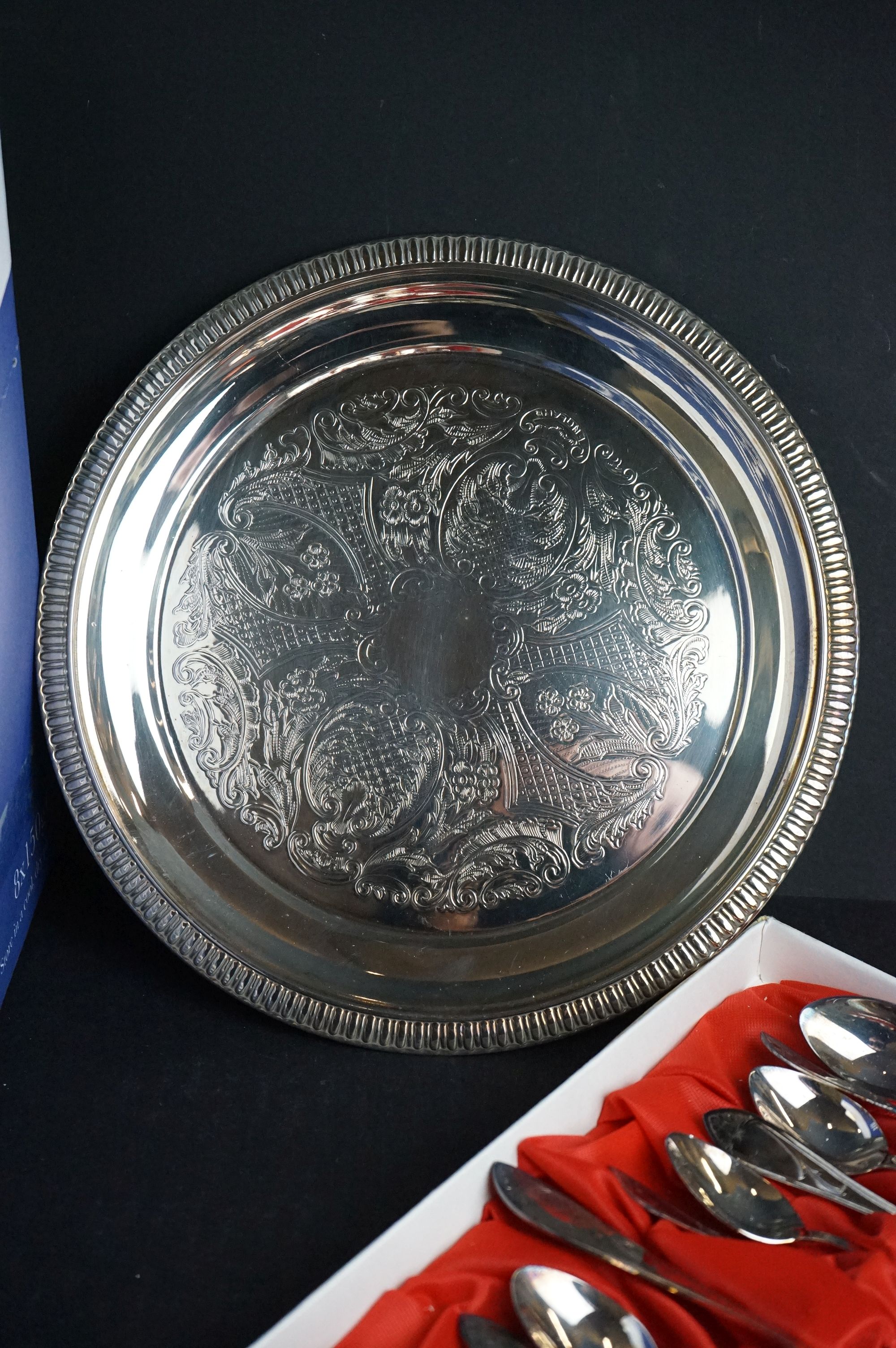 A collection of mixed silver plated items to include flatware, bottle coaster, cruet set...etc. - Image 5 of 7