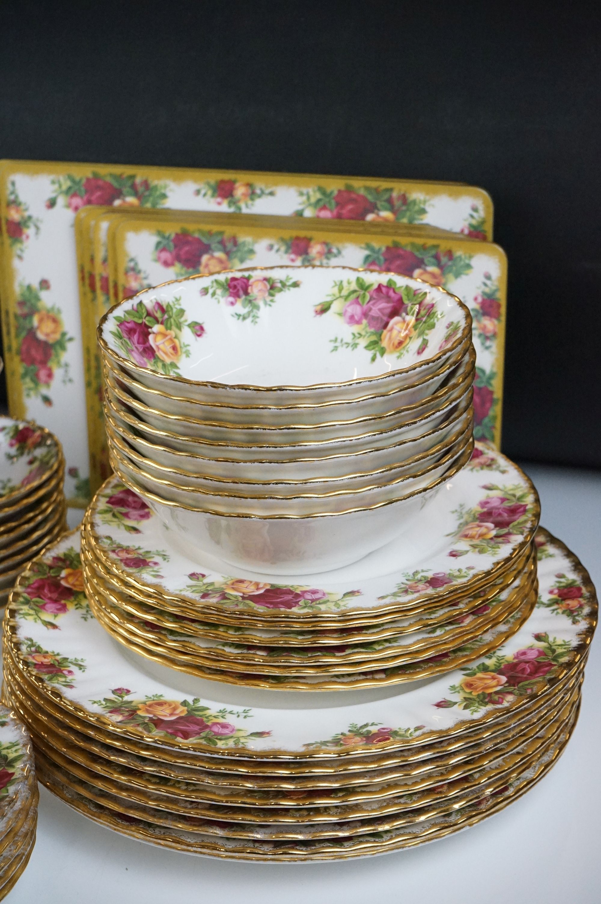 Royal Albert ' Old Country Roses ' pattern ceramics, comprising 9 teacups & saucers, 8 tea plates, 8 - Image 2 of 14