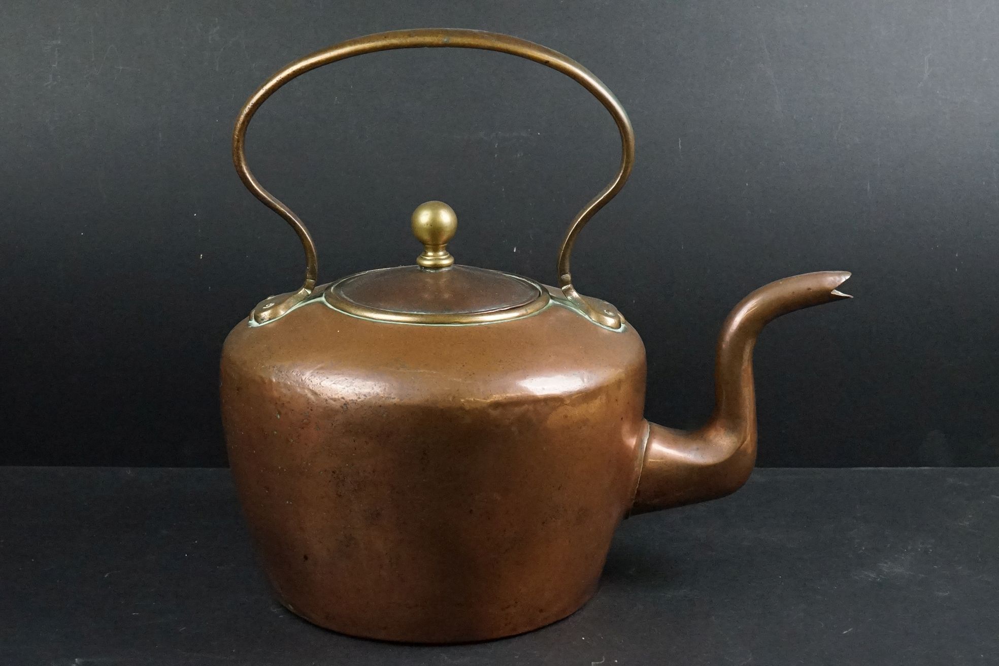 A small group of mixed collectables to include to copper kettles, a copper bugle and a silver plated - Image 6 of 10