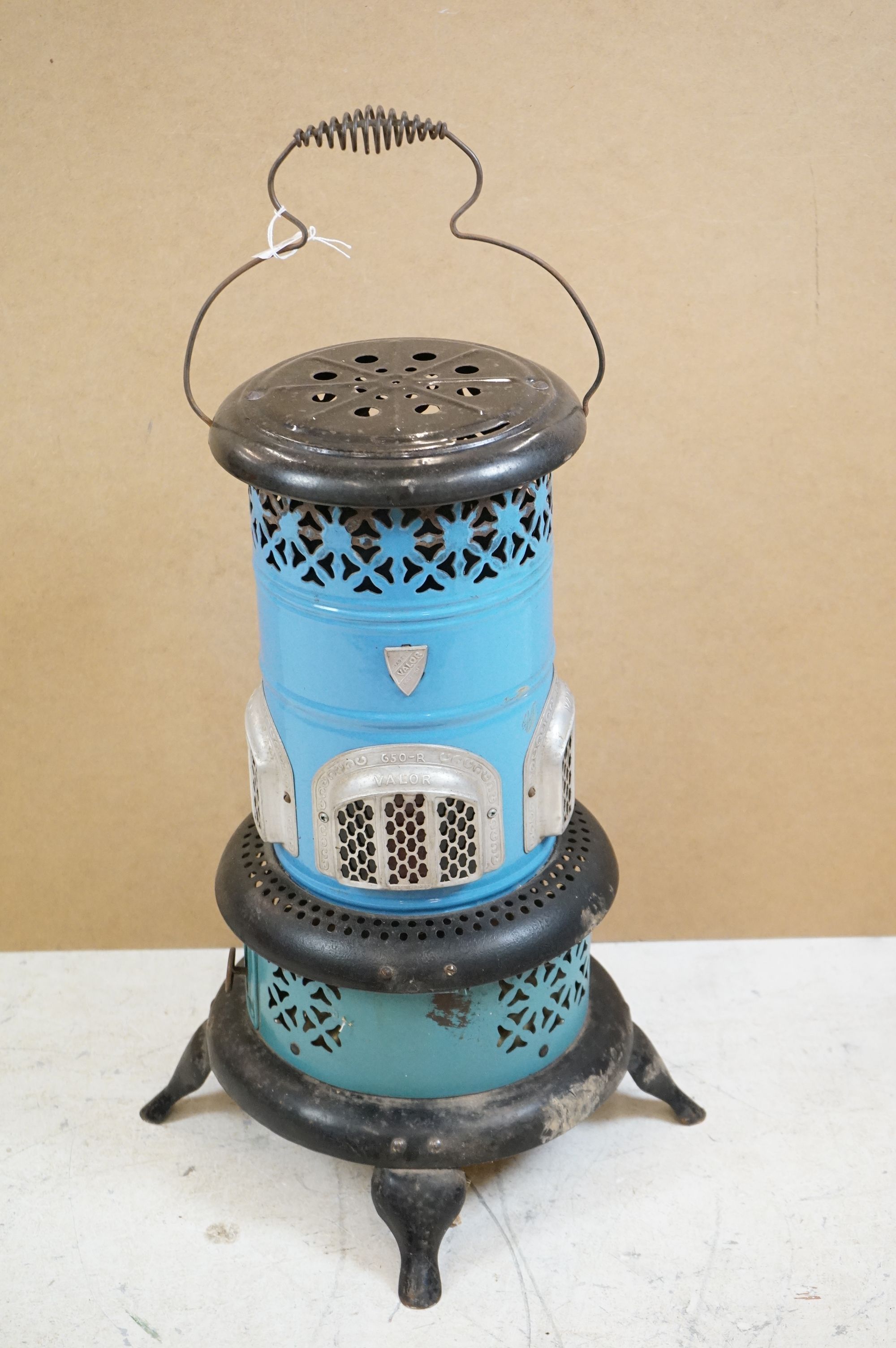 Valor 650-R blue enamel metal paraffin heater of pillar form, raised on four feet, with carry - Image 5 of 7