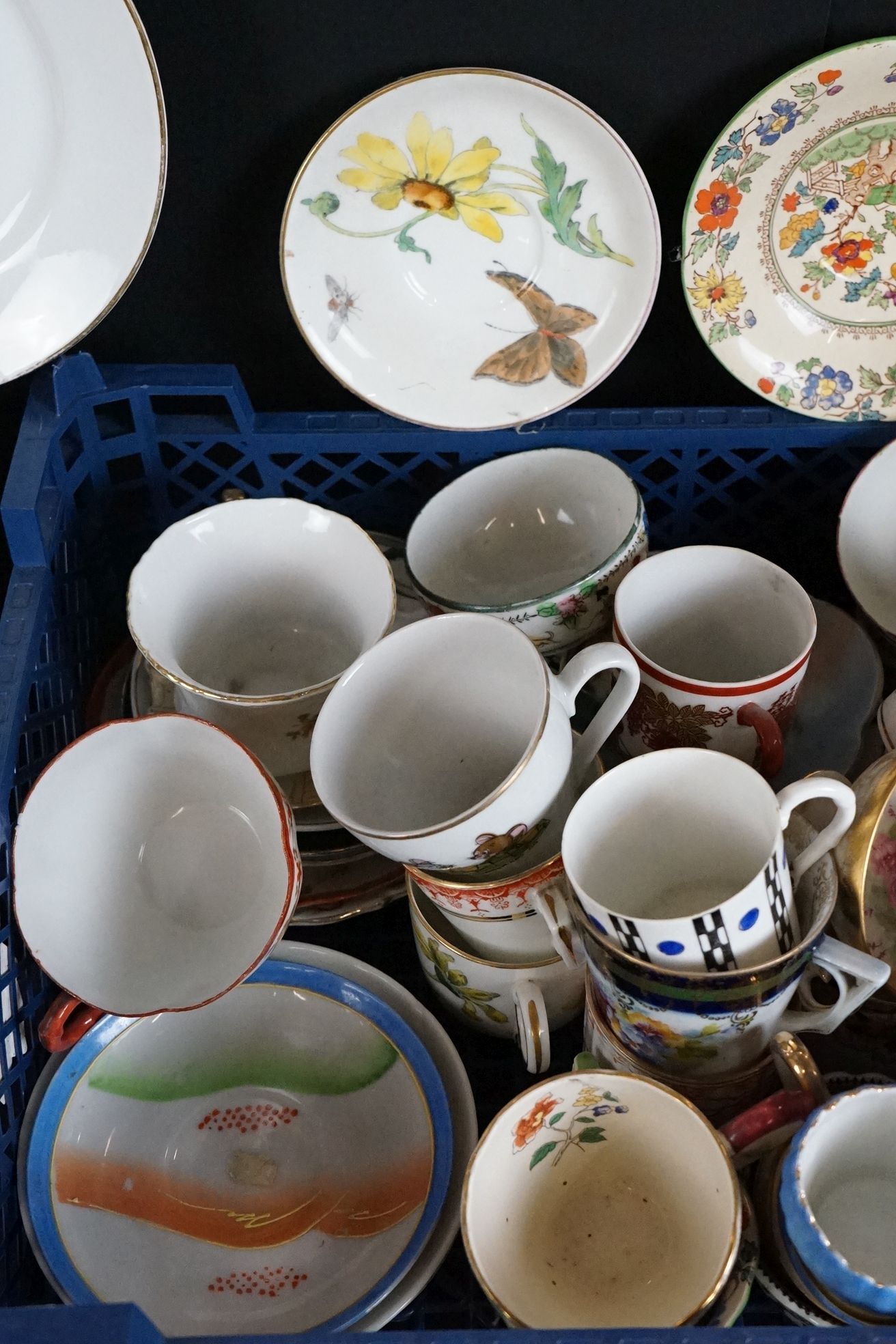 Collection of mixed teacups, coffee cups and saucers to include miniature examples, featuring - Image 9 of 10