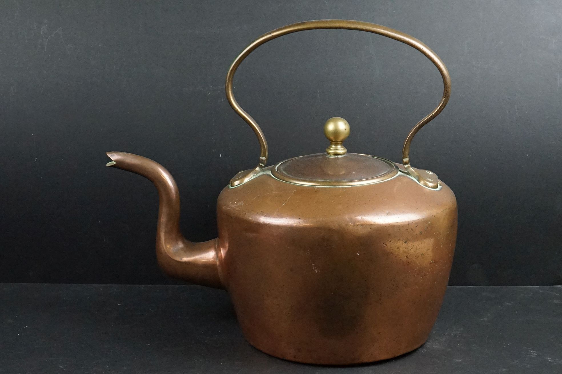 A small group of mixed collectables to include to copper kettles, a copper bugle and a silver plated - Image 5 of 10