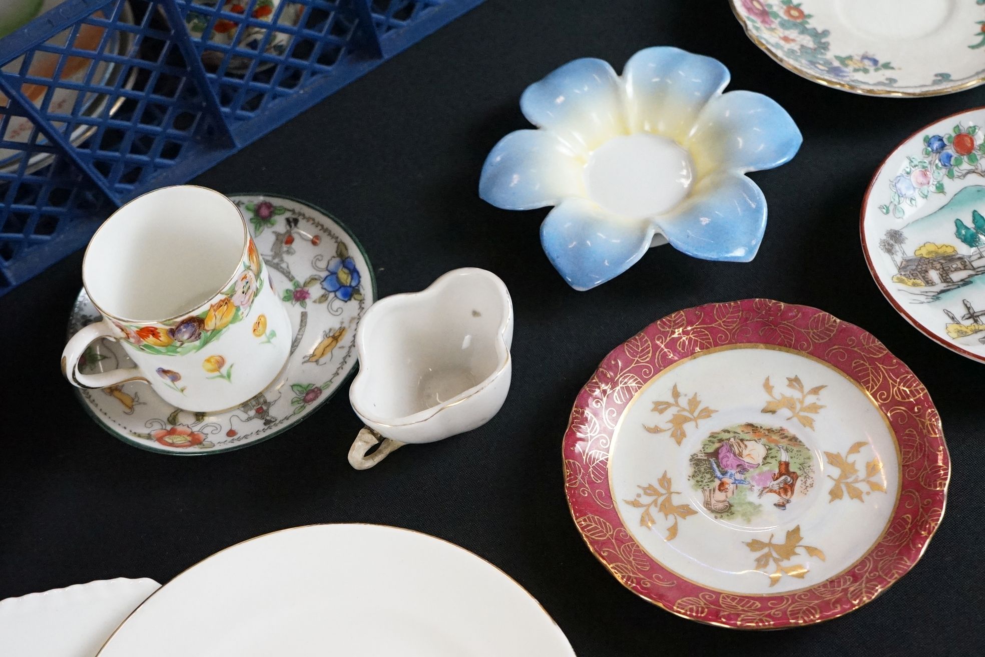 Collection of mixed teacups, coffee cups and saucers to include miniature examples, featuring - Image 7 of 10