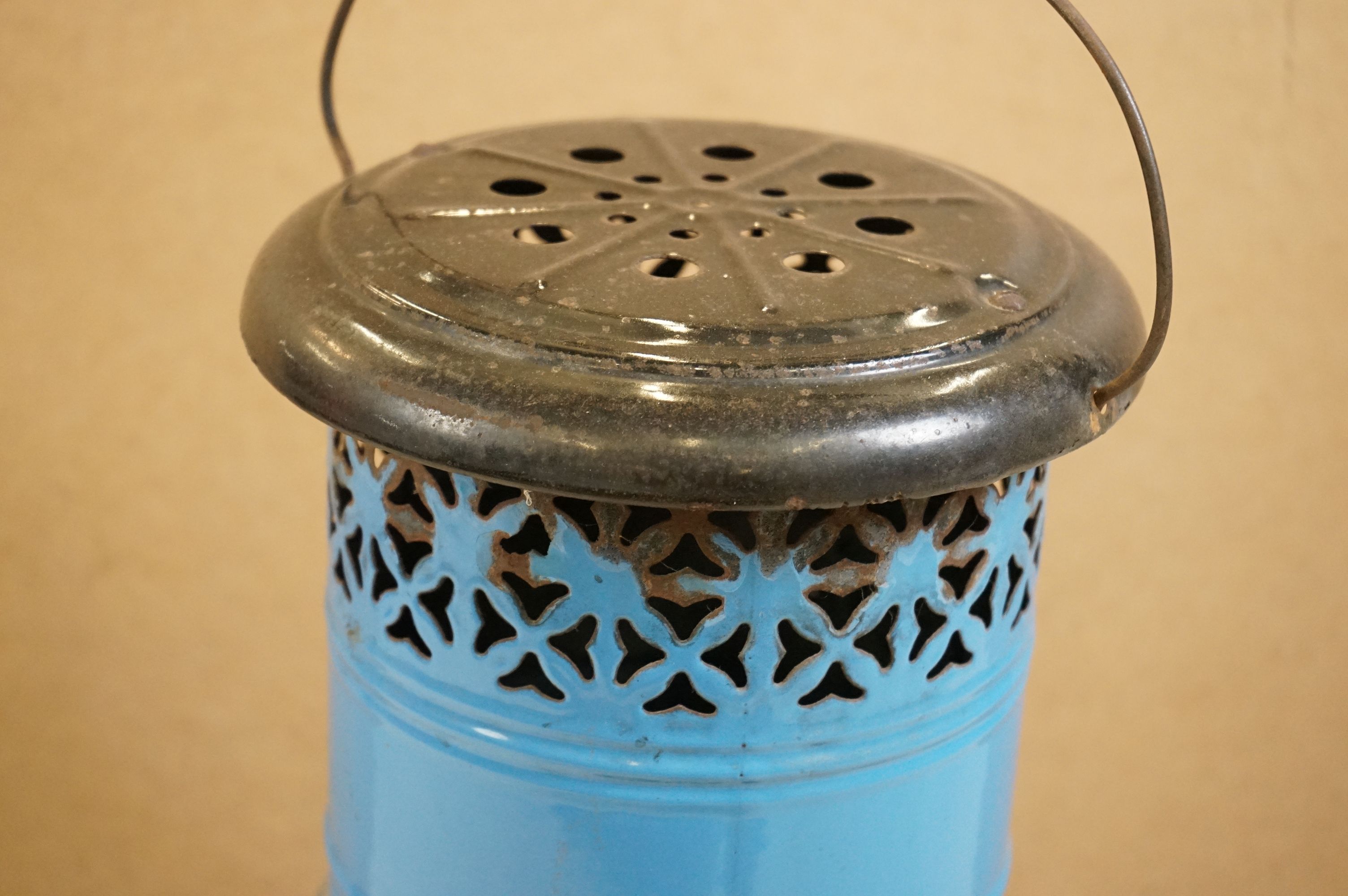 Valor 650-R blue enamel metal paraffin heater of pillar form, raised on four feet, with carry - Image 4 of 7