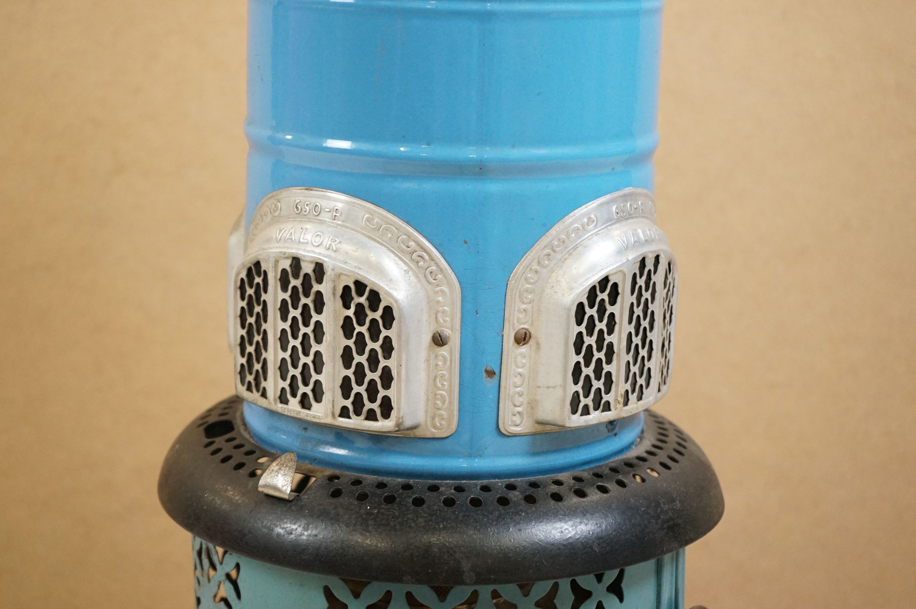 Valor 650-R blue enamel metal paraffin heater of pillar form, raised on four feet, with carry - Image 3 of 7