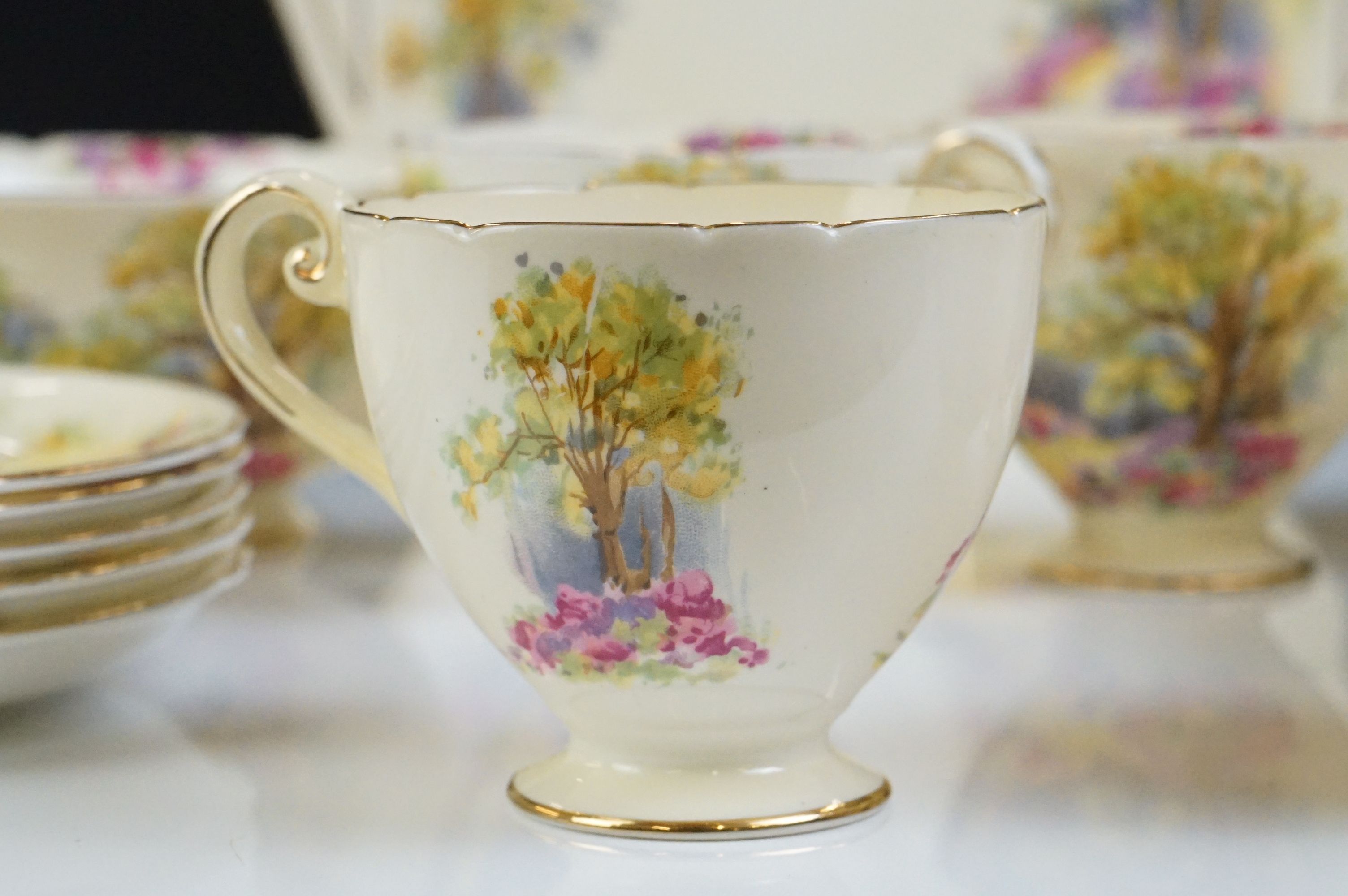 Shelley ' Englands Charm ' pattern tea set comprising 6 tea cups & saucers, 6 tea plates, milk - Image 9 of 12