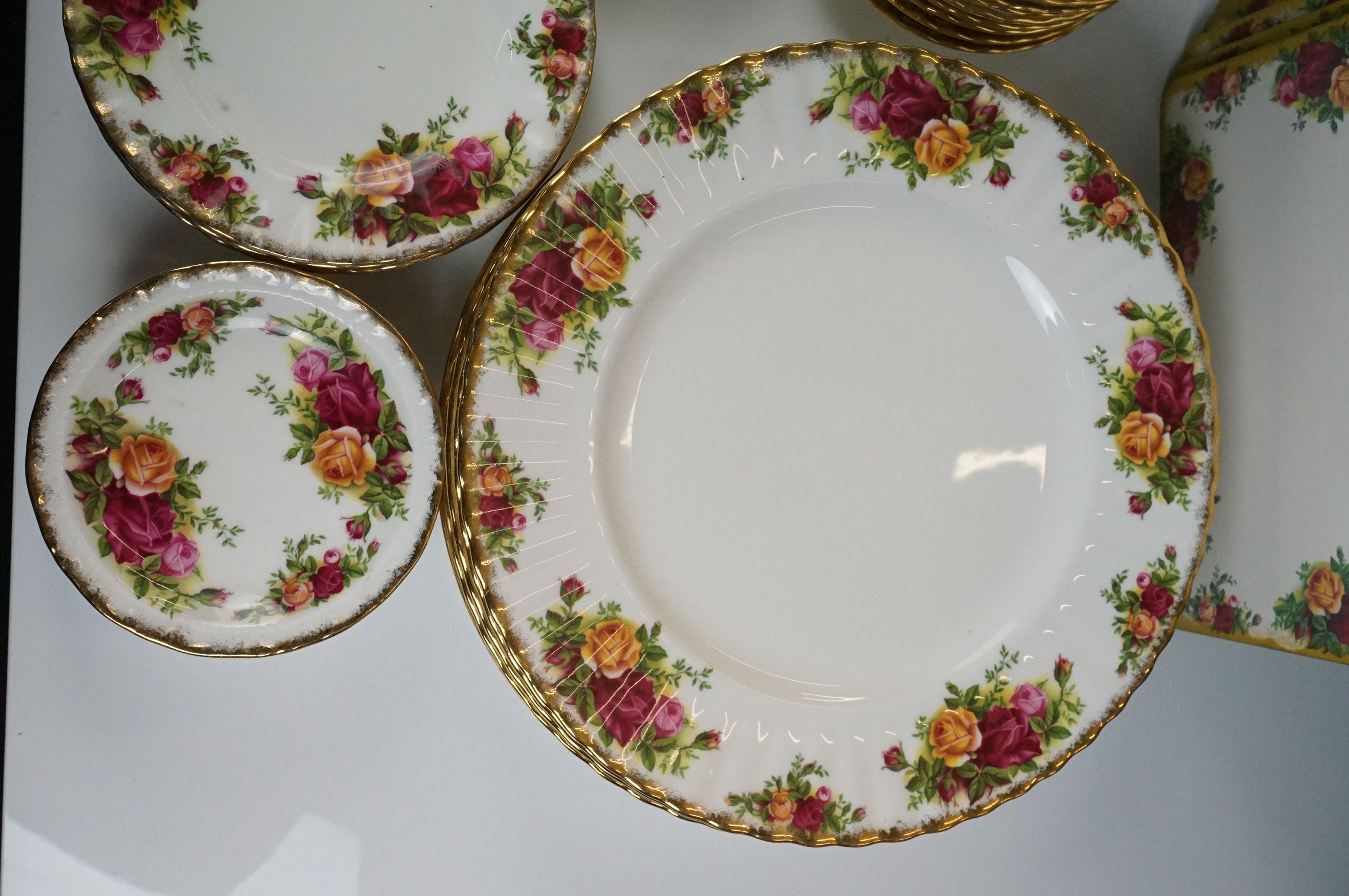 Royal Albert ' Old Country Roses ' pattern ceramics, comprising 9 teacups & saucers, 8 tea plates, 8 - Image 11 of 14