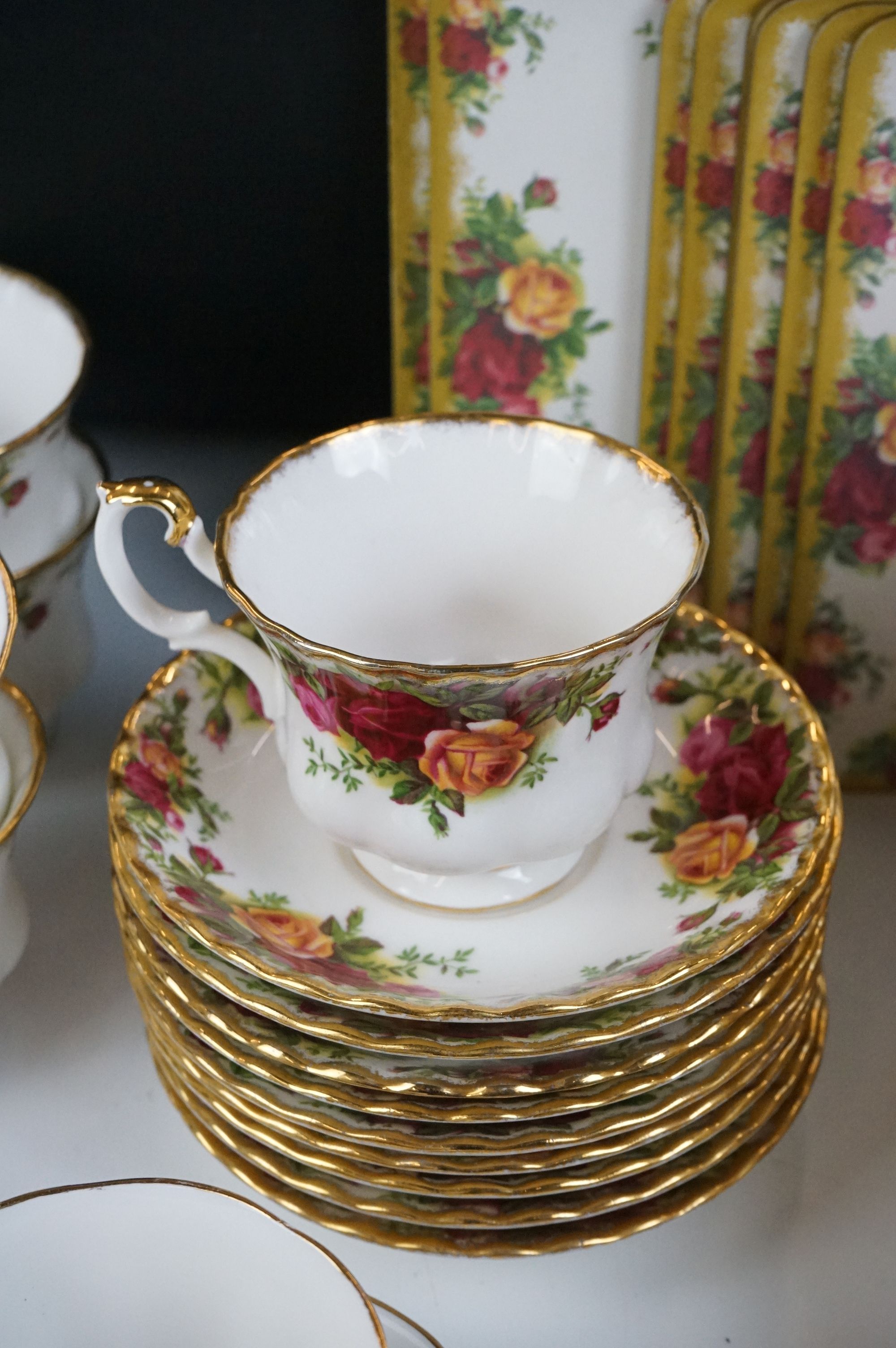 Royal Albert ' Old Country Roses ' pattern ceramics, comprising 9 teacups & saucers, 8 tea plates, 8 - Image 5 of 14