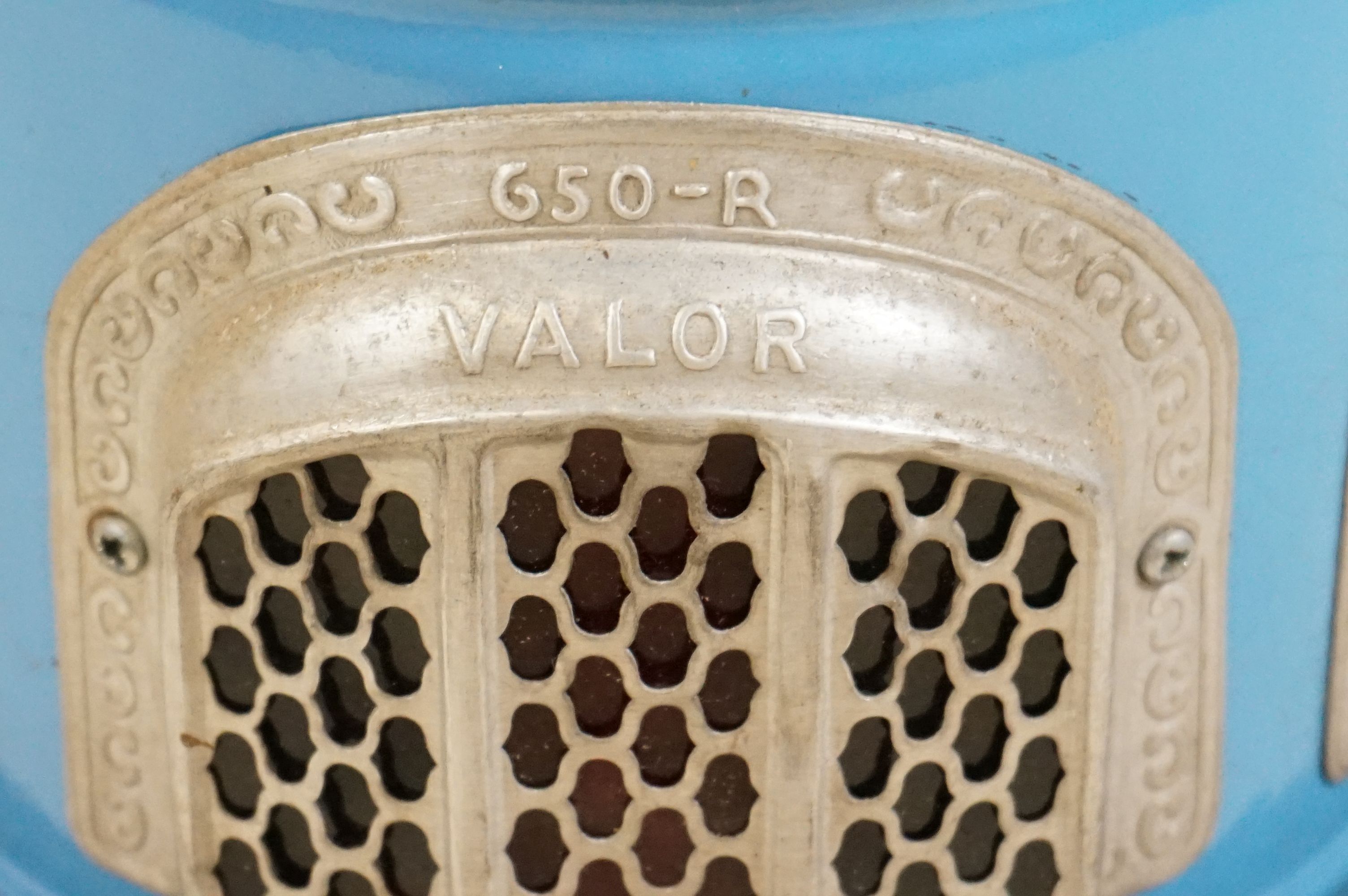 Valor 650-R blue enamel metal paraffin heater of pillar form, raised on four feet, with carry - Image 7 of 7