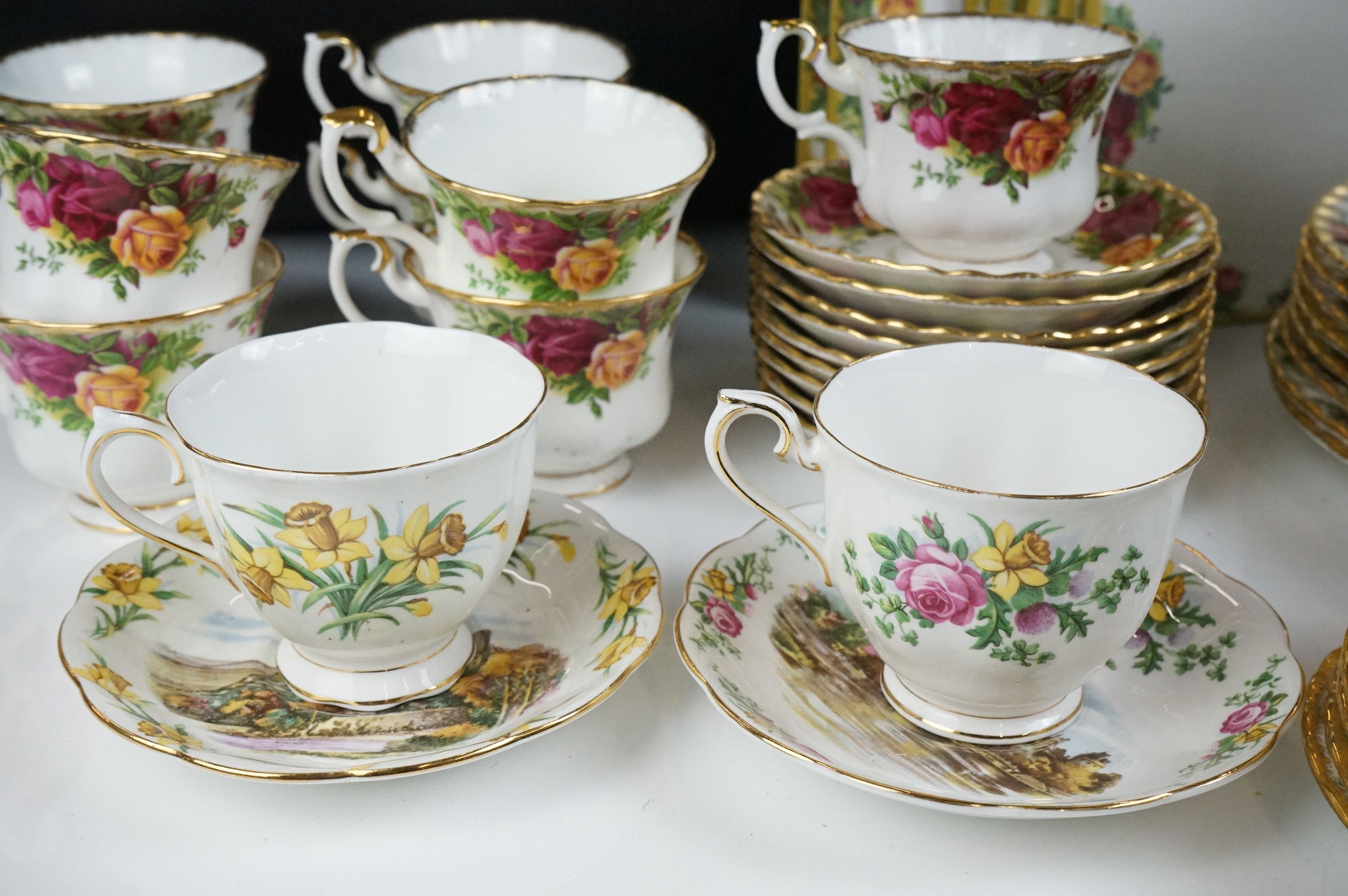Royal Albert ' Old Country Roses ' pattern ceramics, comprising 9 teacups & saucers, 8 tea plates, 8 - Image 6 of 14