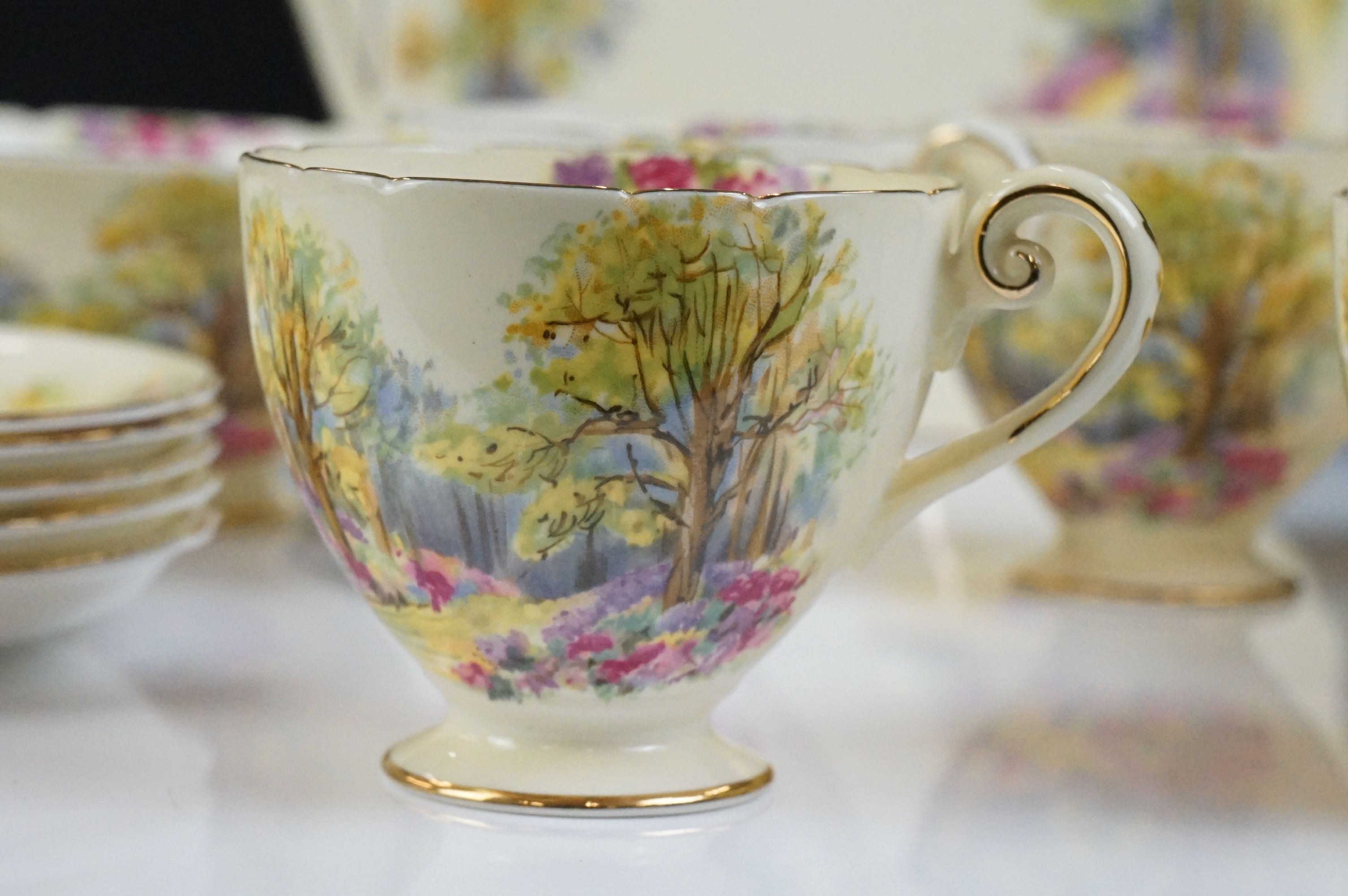 Shelley ' Englands Charm ' pattern tea set comprising 6 tea cups & saucers, 6 tea plates, milk - Image 8 of 12