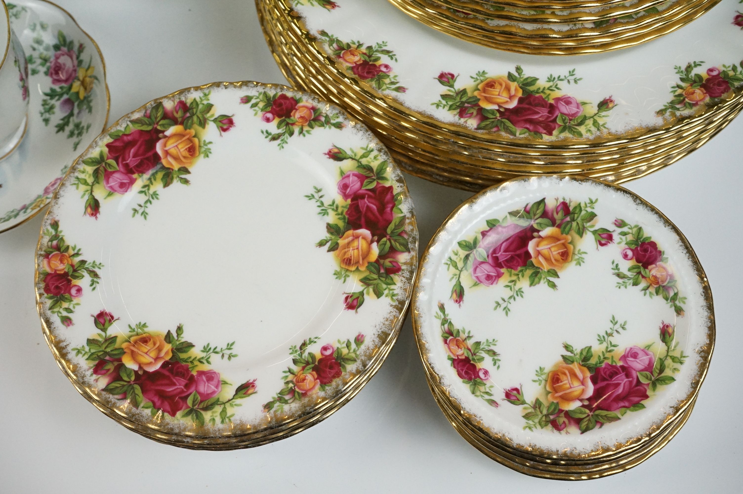 Royal Albert ' Old Country Roses ' pattern ceramics, comprising 9 teacups & saucers, 8 tea plates, 8 - Image 4 of 14