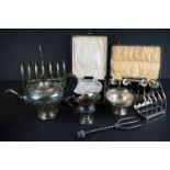 A collection of mixed silver plate to include teapot, cream jug, sugar bowl, toast racks and cased