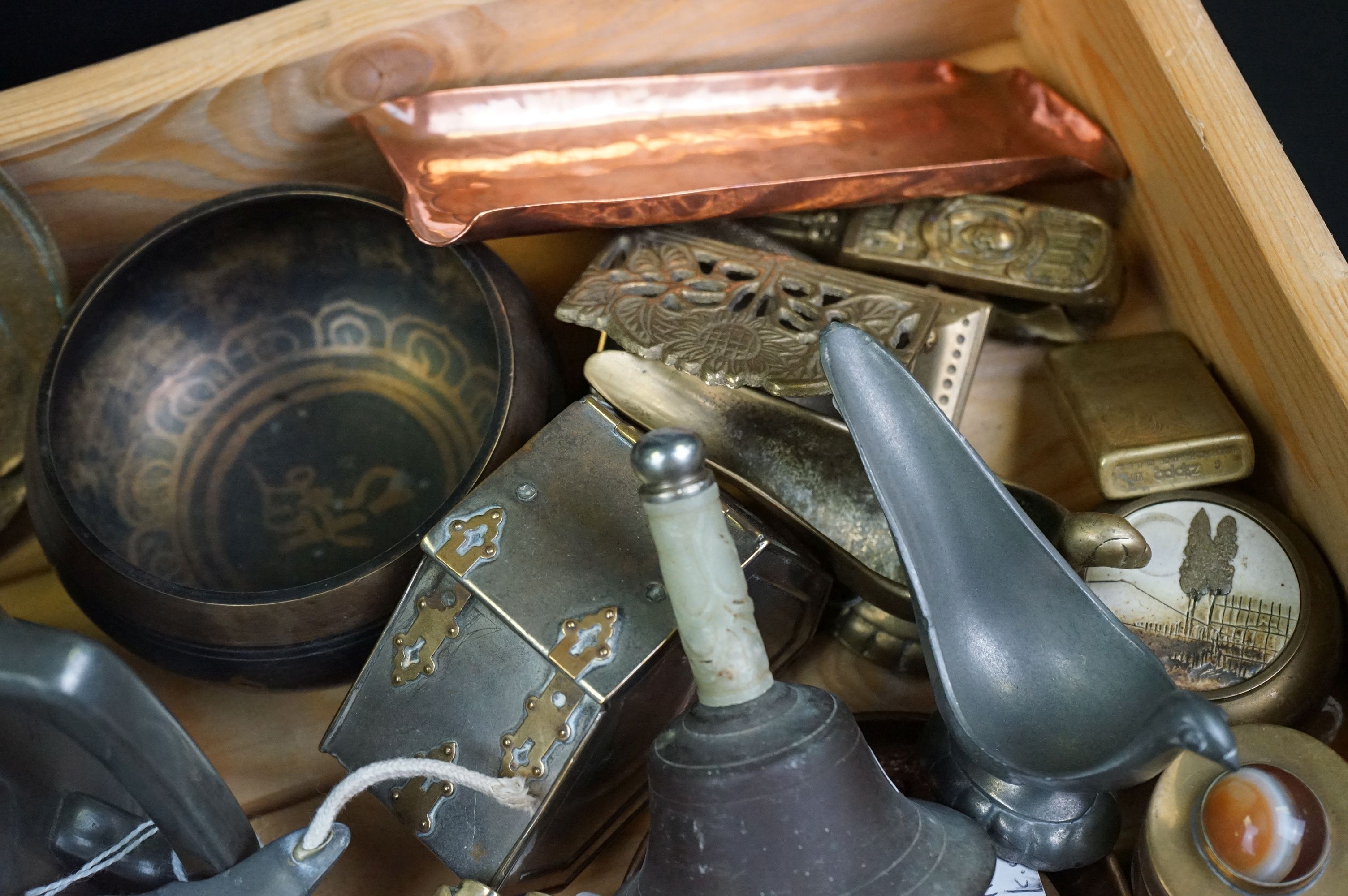 A small collection of mixed metal ware to include a pewter quaich, brass stamp holder, brass zippo - Image 3 of 6