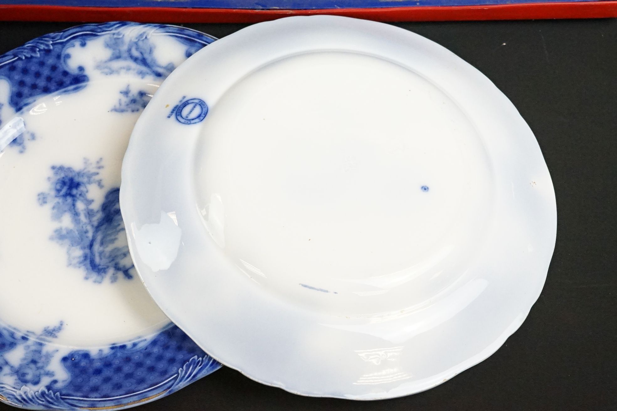 Burgess Ware Art Deco dinner ware with foliate decoration on an off-white ground, comprising 5 - Image 4 of 9