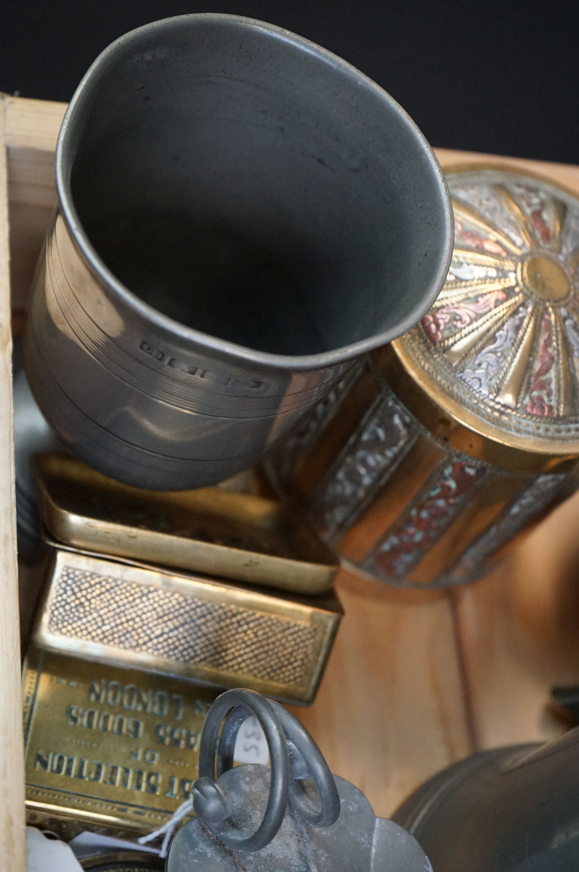 A small collection of mixed metal ware to include a pewter quaich, brass stamp holder, brass zippo - Image 4 of 6