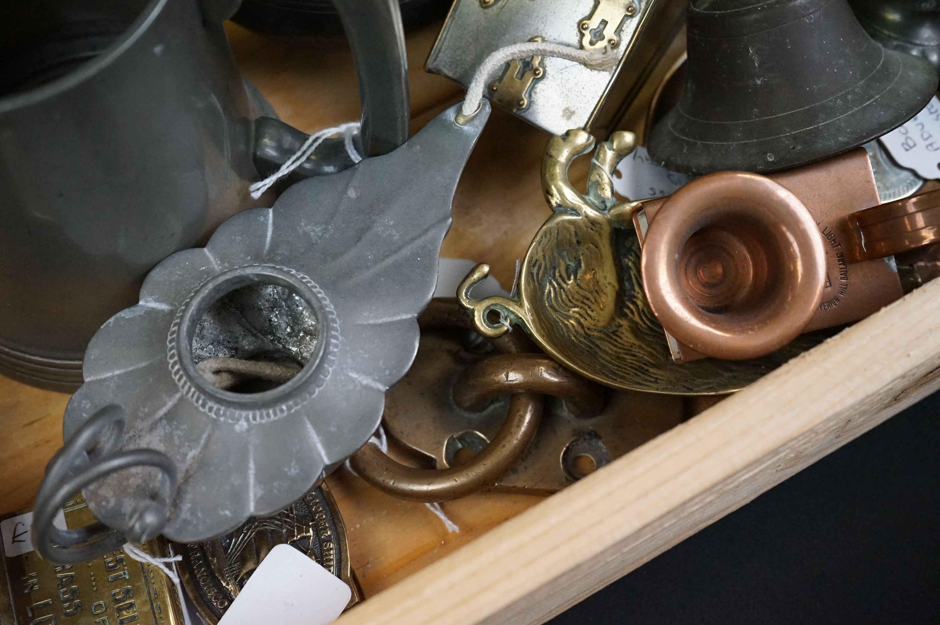 A small collection of mixed metal ware to include a pewter quaich, brass stamp holder, brass zippo - Image 5 of 6