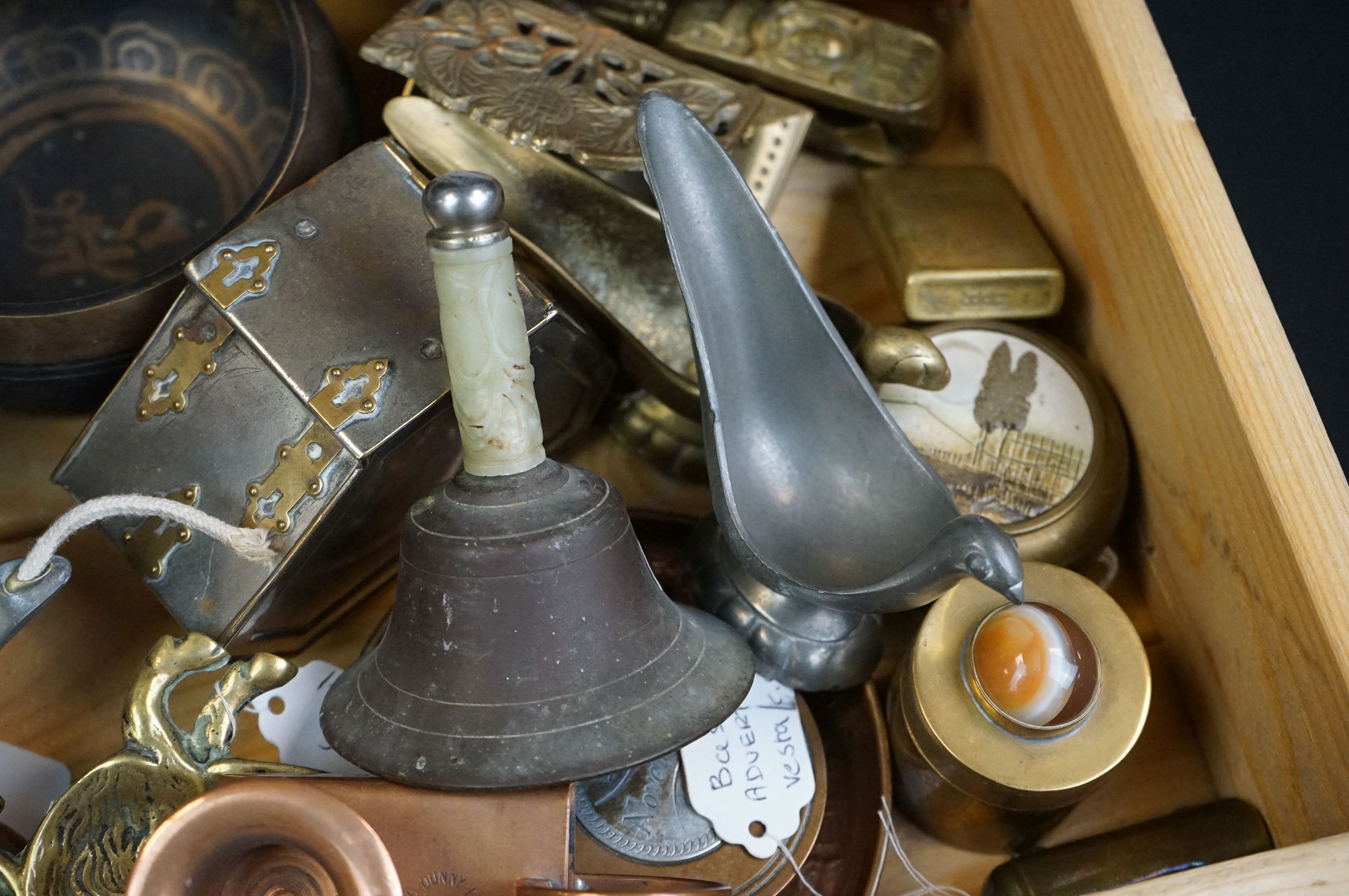 A small collection of mixed metal ware to include a pewter quaich, brass stamp holder, brass zippo - Image 6 of 6