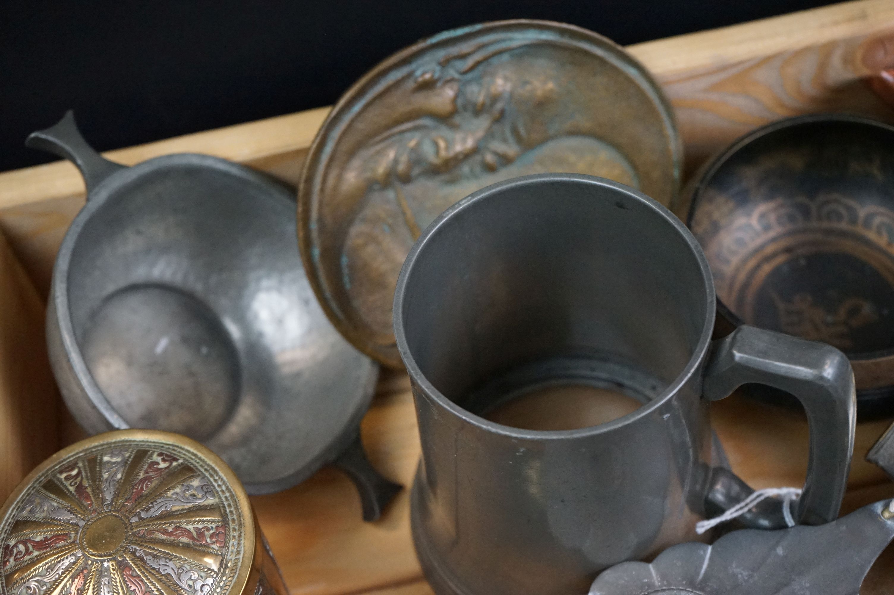 A small collection of mixed metal ware to include a pewter quaich, brass stamp holder, brass zippo - Image 2 of 6