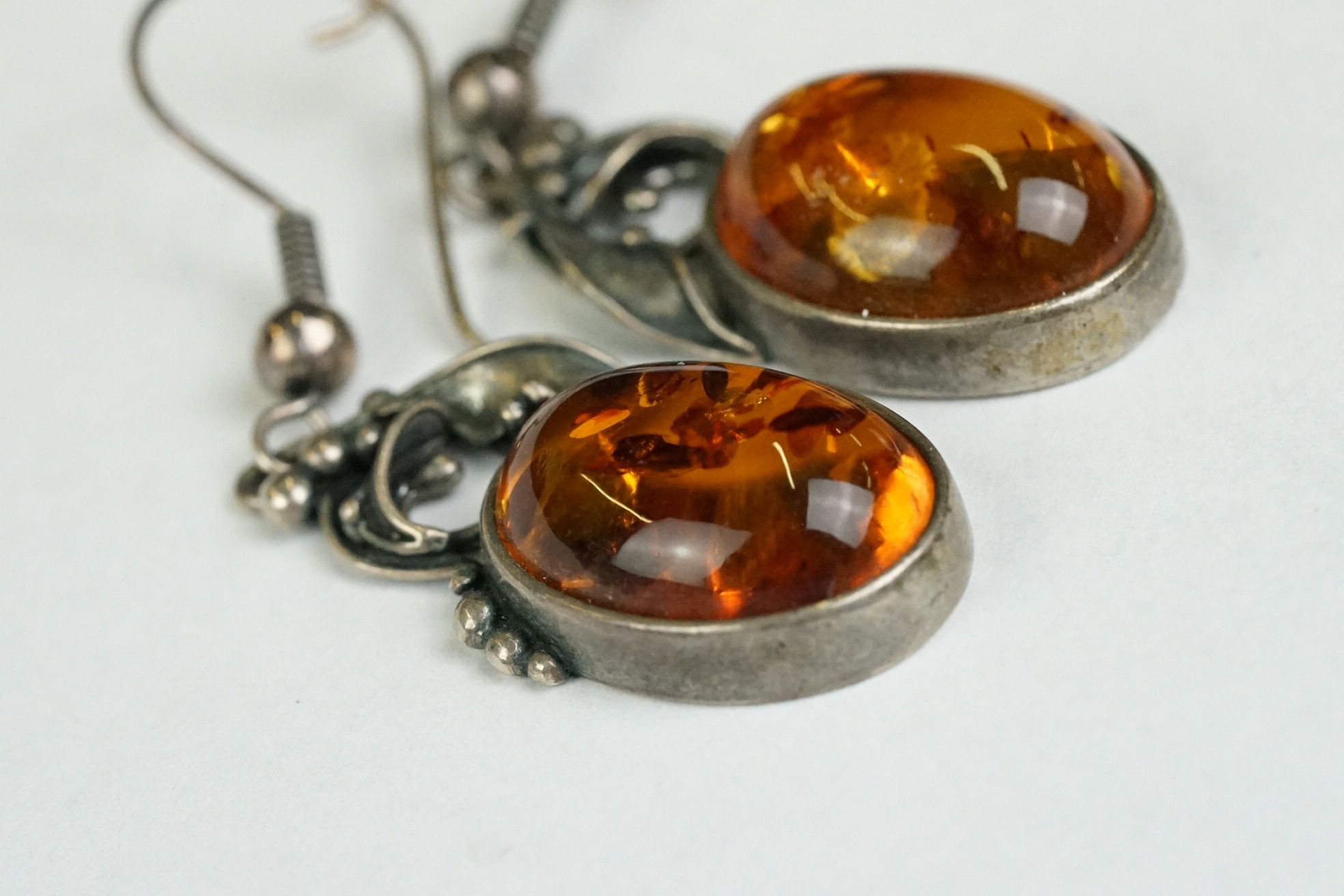 Pair of silver and amber drop earrings - Bild 3 aus 6