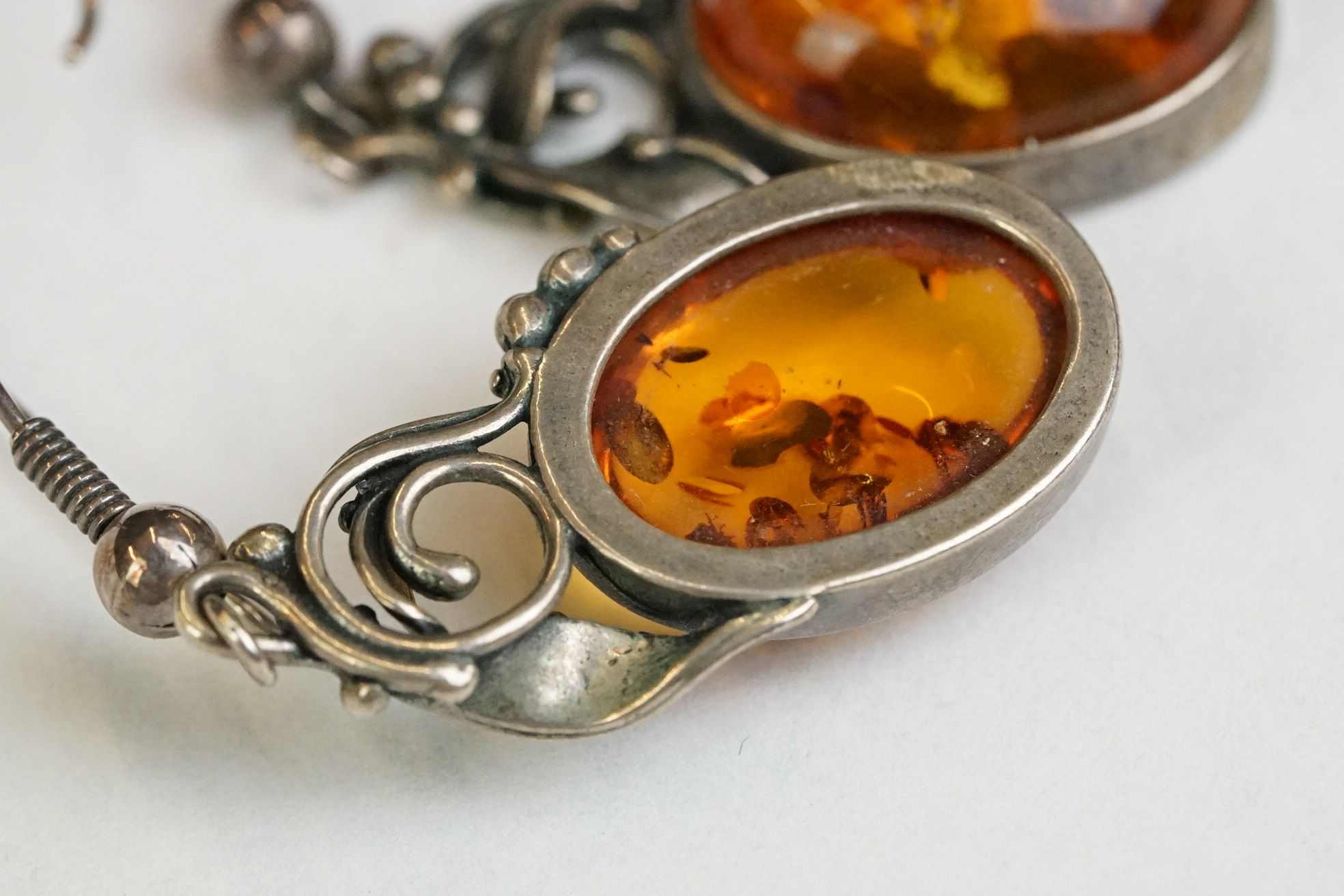 Pair of silver and amber drop earrings - Bild 5 aus 6