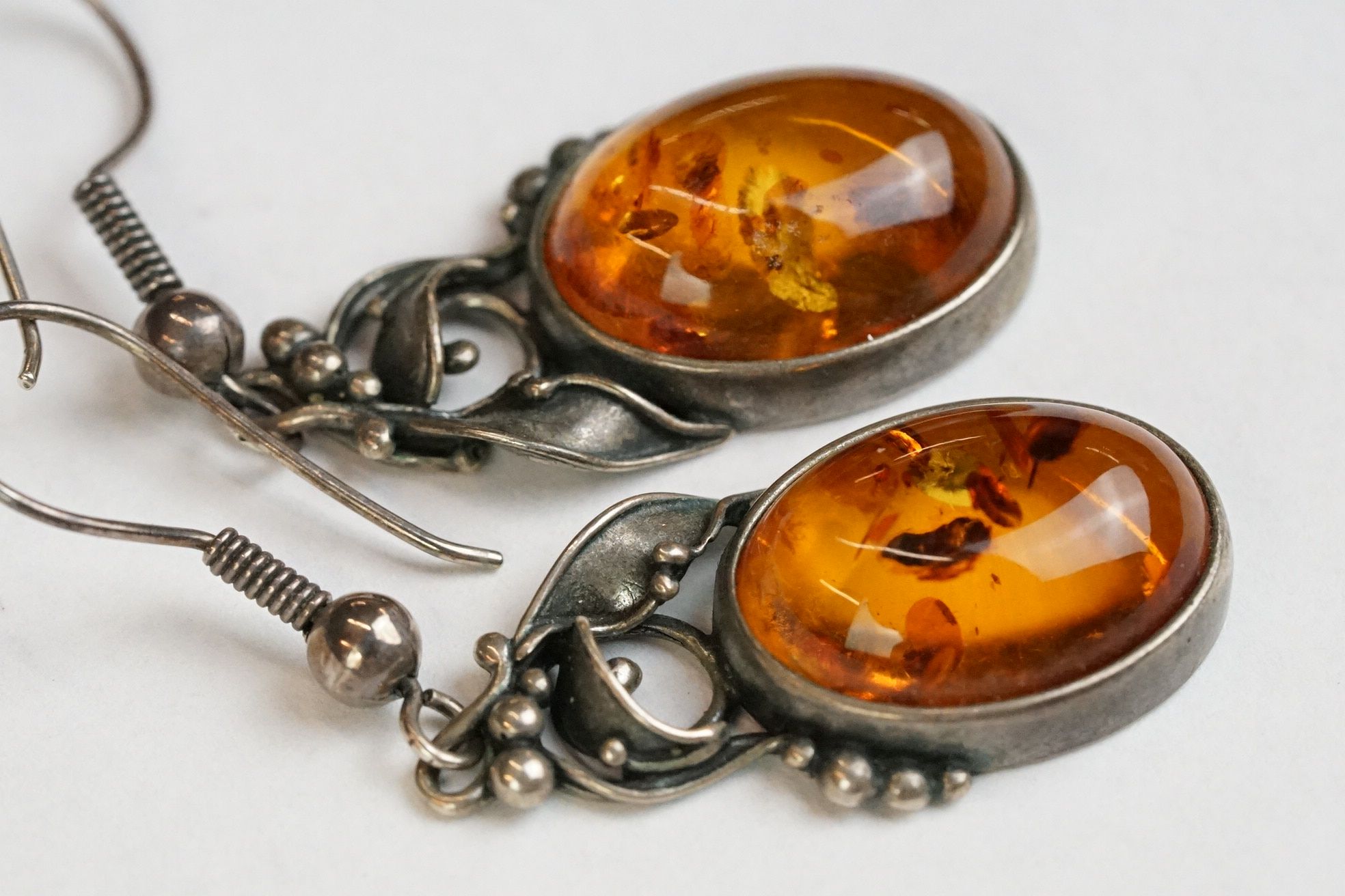 Pair of silver and amber drop earrings - Bild 4 aus 6