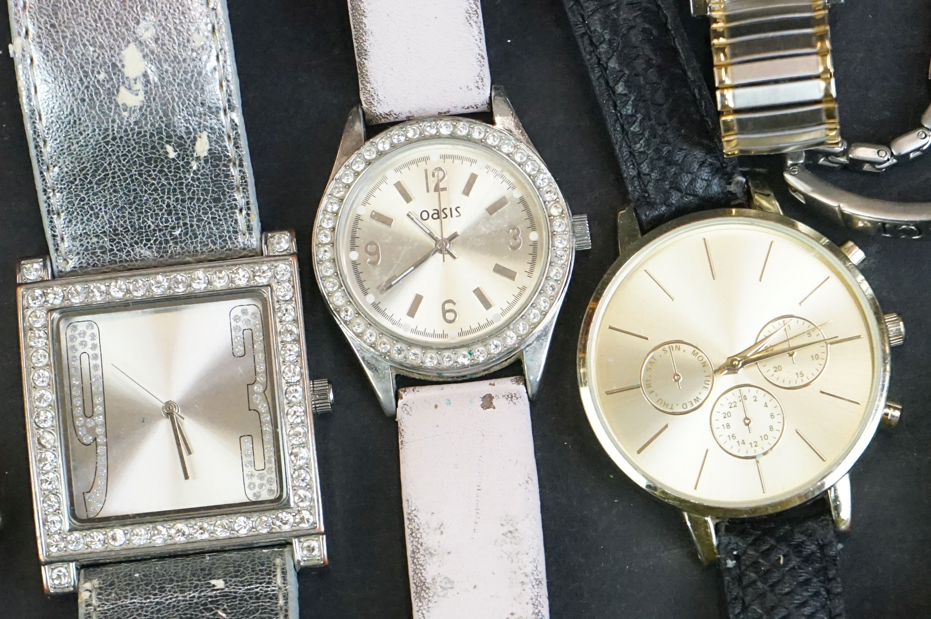 Collection of approximately Nineteen Wristwatches including Sekonda, Gucci and Accurist - Image 4 of 13
