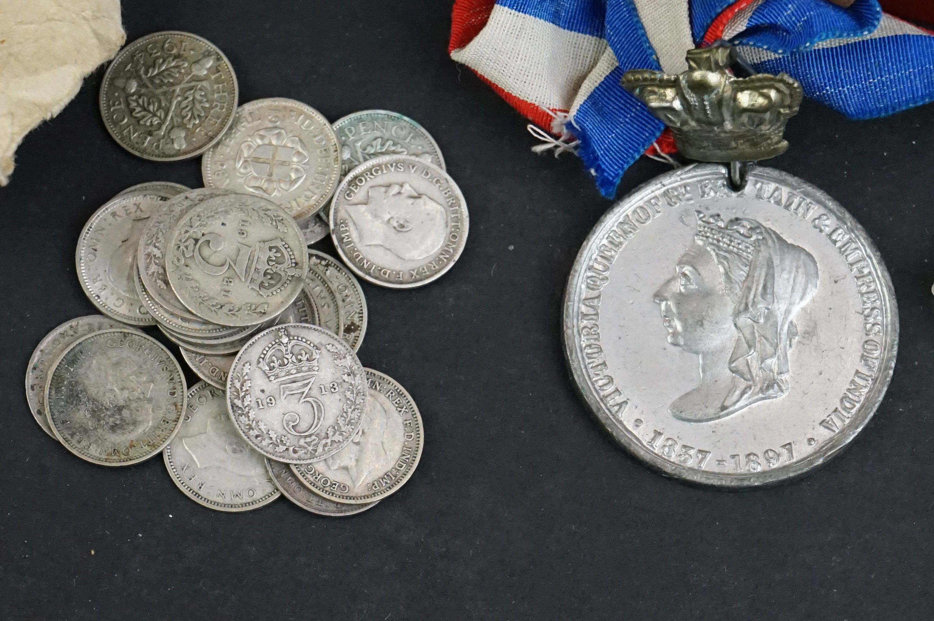 A small collection of mainly British pre decimal coins together with three commemorative crowns - Bild 2 aus 7