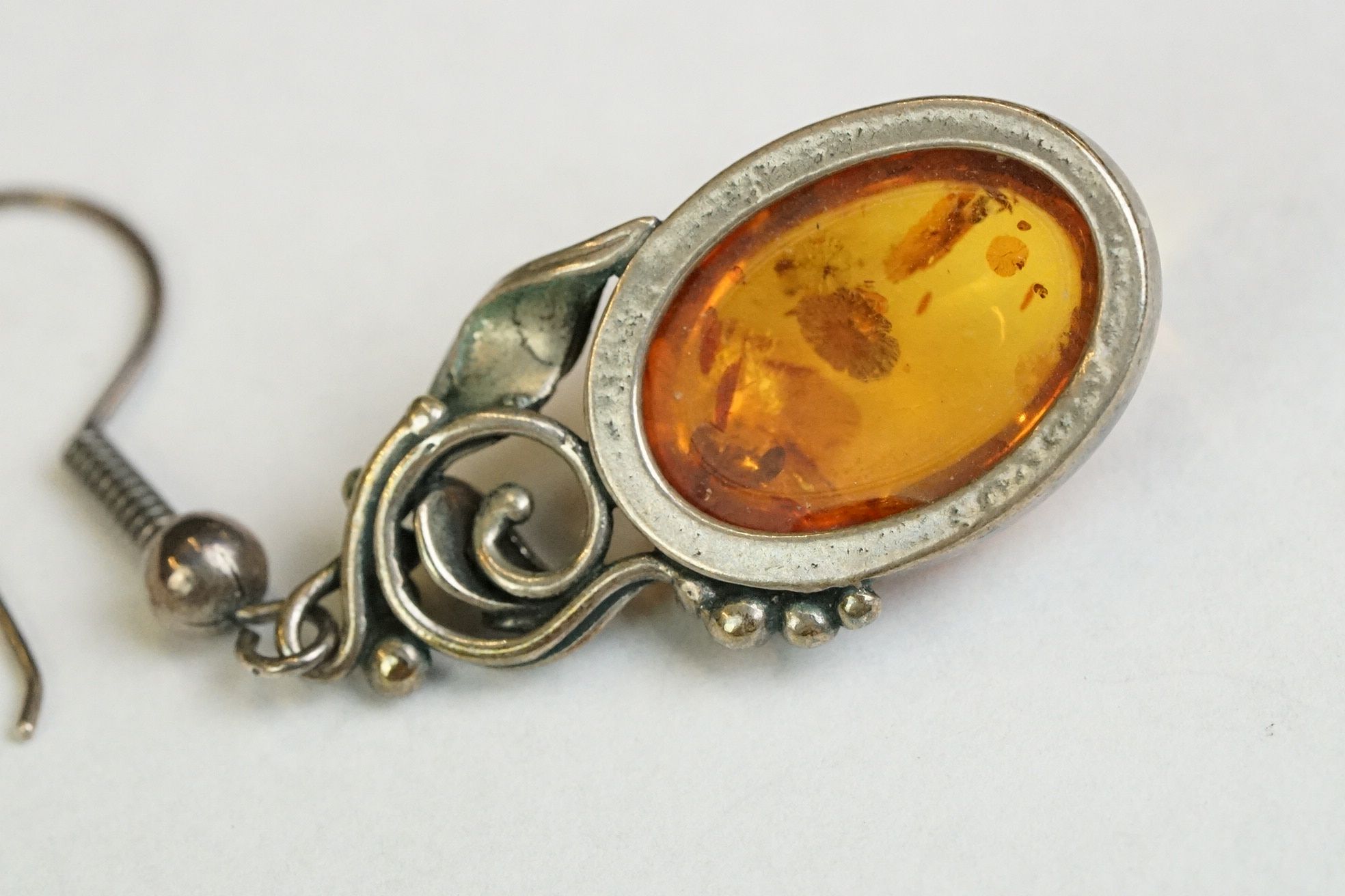 Pair of silver and amber drop earrings - Bild 6 aus 6